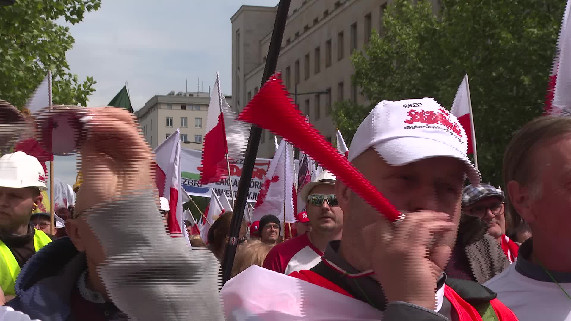 March in Warsaw against EU climate policies and the country's pro-EU leader