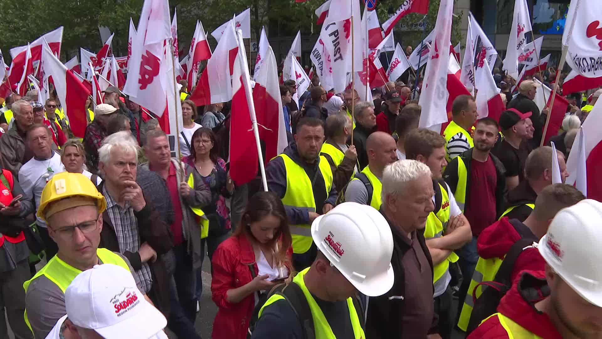 March in Warsaw against EU climate policies and the country's pro-EU leader