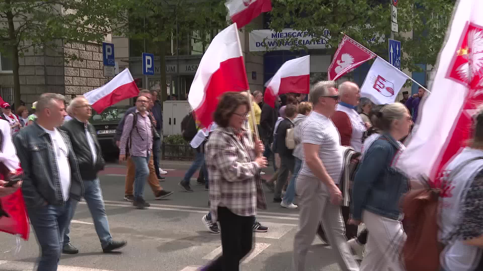 March in Warsaw against EU climate policies and the country's pro-EU leader
