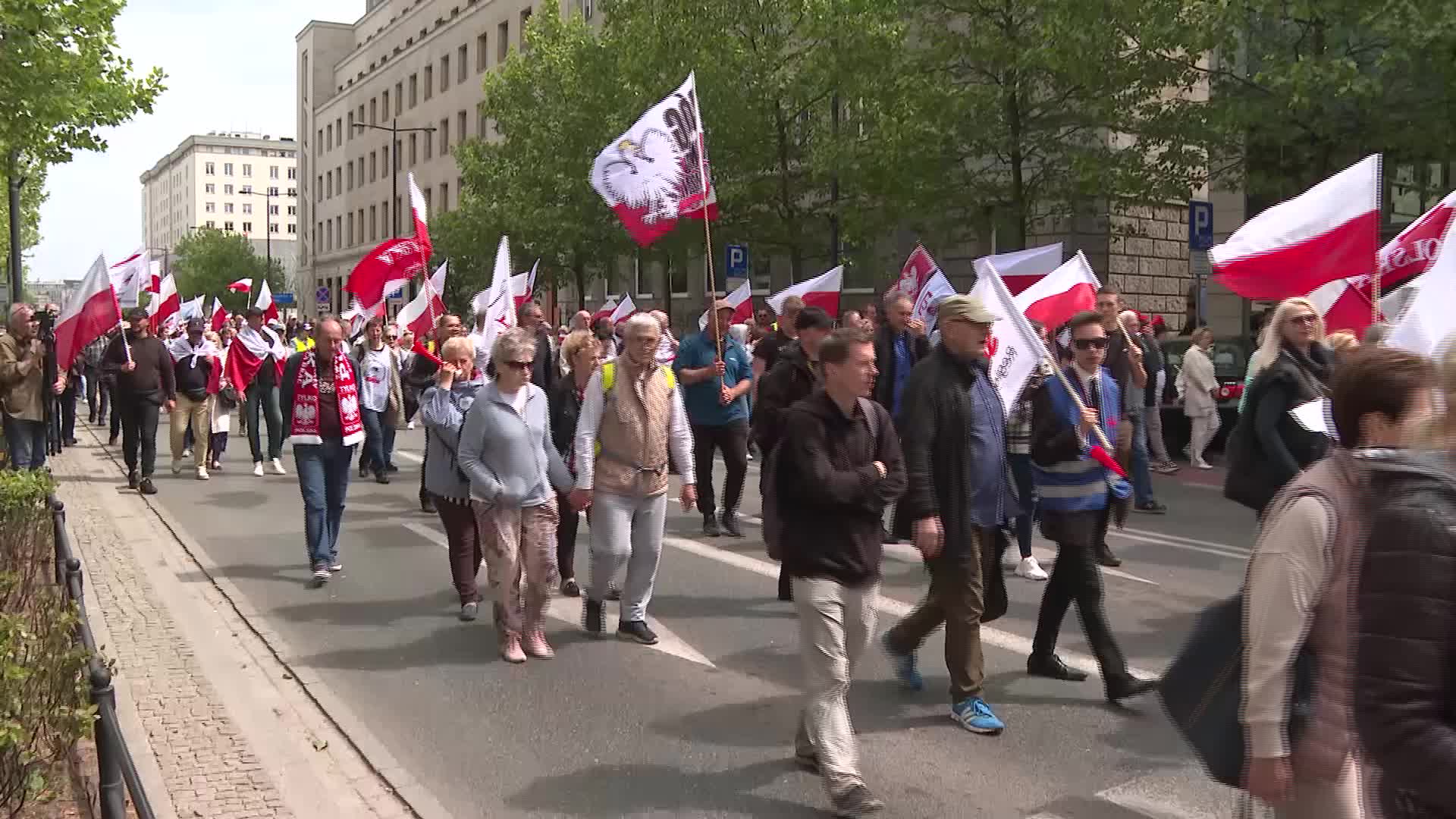 March in Warsaw against EU climate policies and the country's pro-EU leader