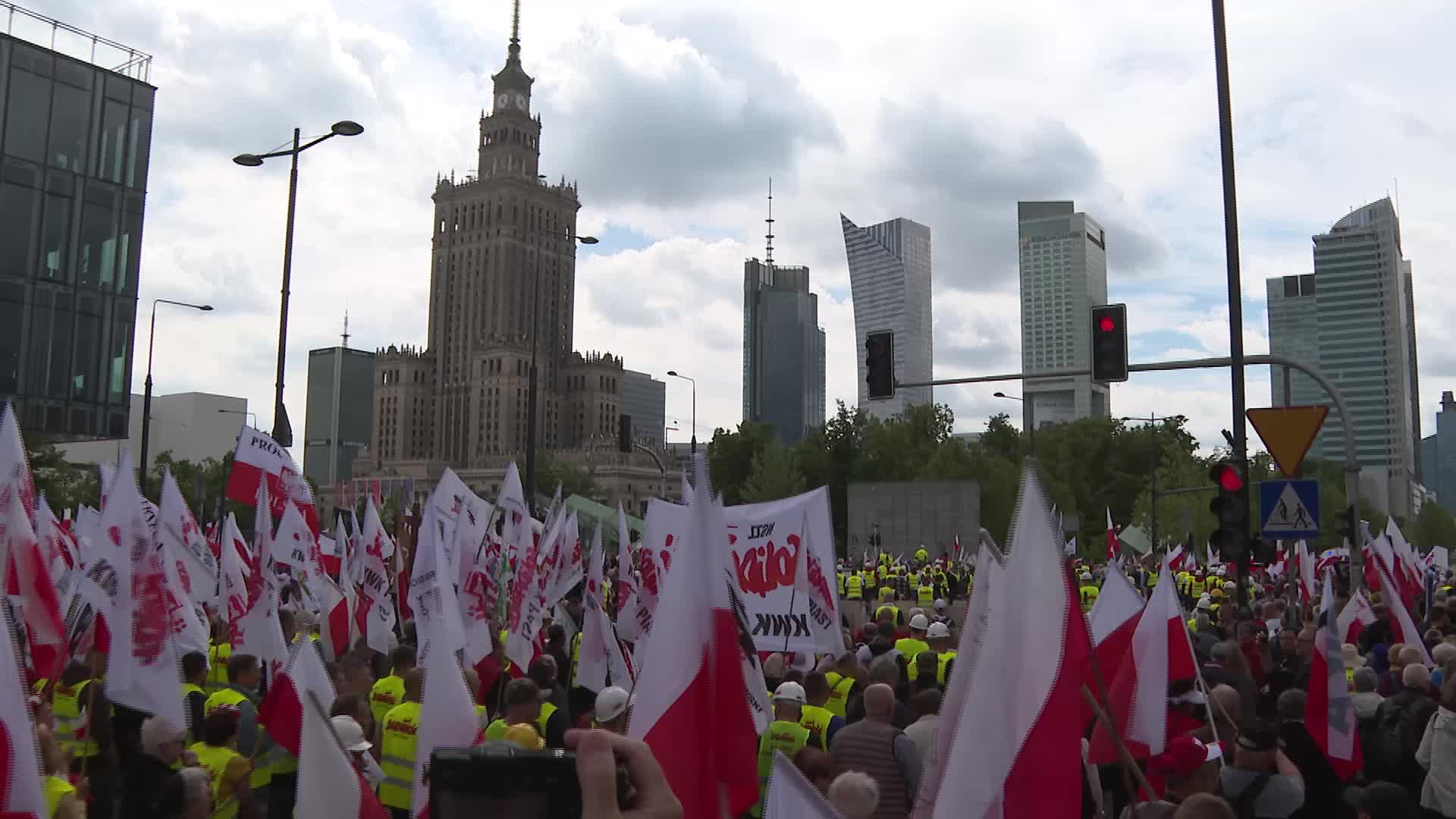 March in Warsaw against EU climate policies and the country's pro-EU leader