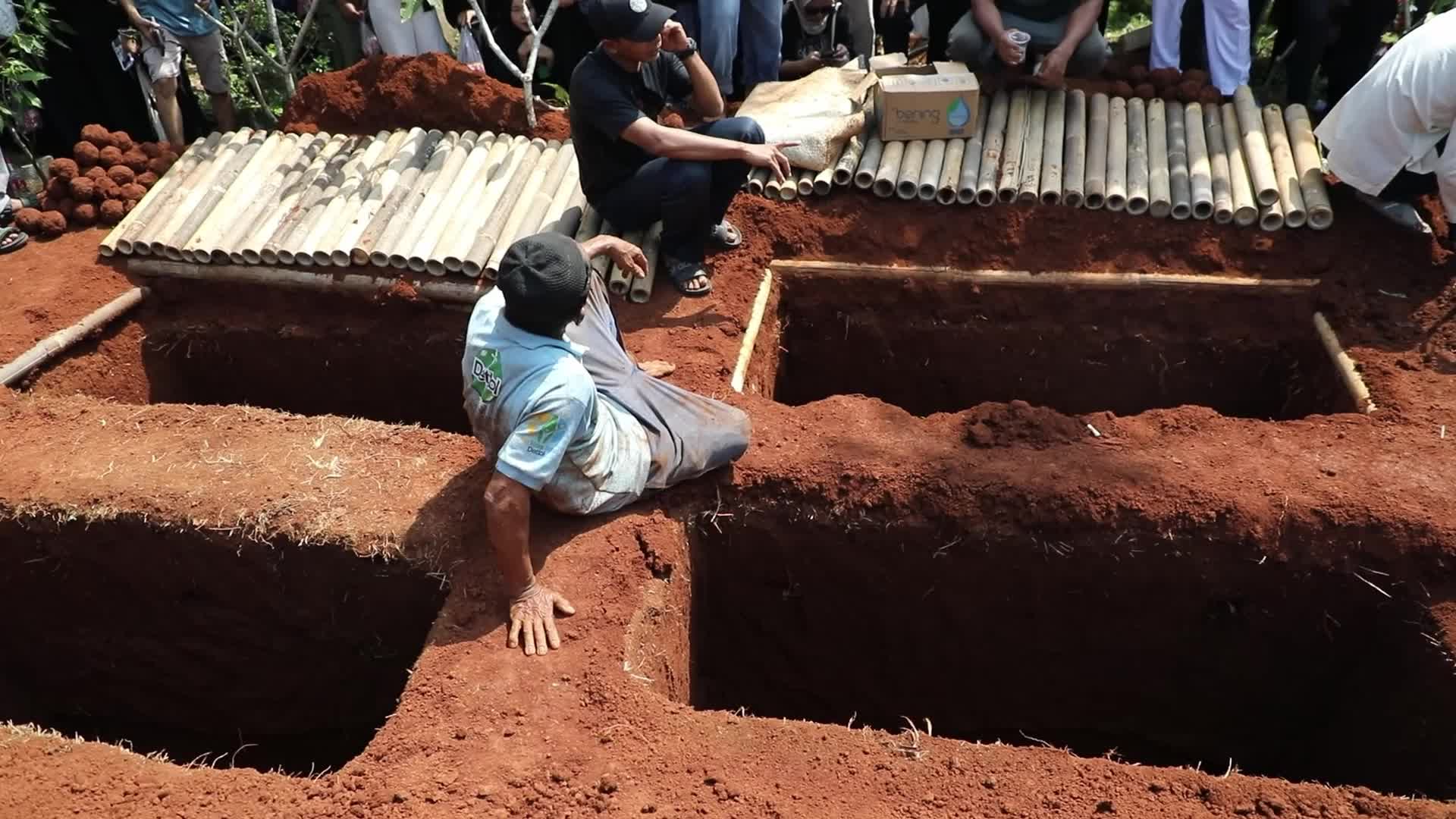 Burrial of Deadly Bus Accident carrying Students in Indonesia