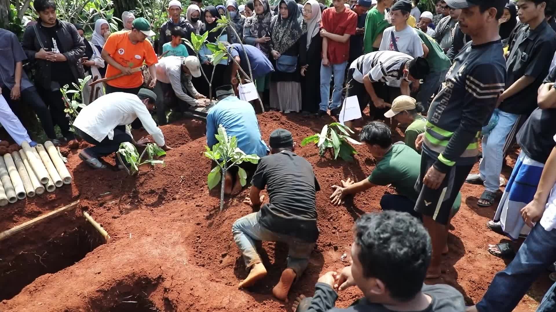 Burrial of Deadly Bus Accident carrying Students in Indonesia