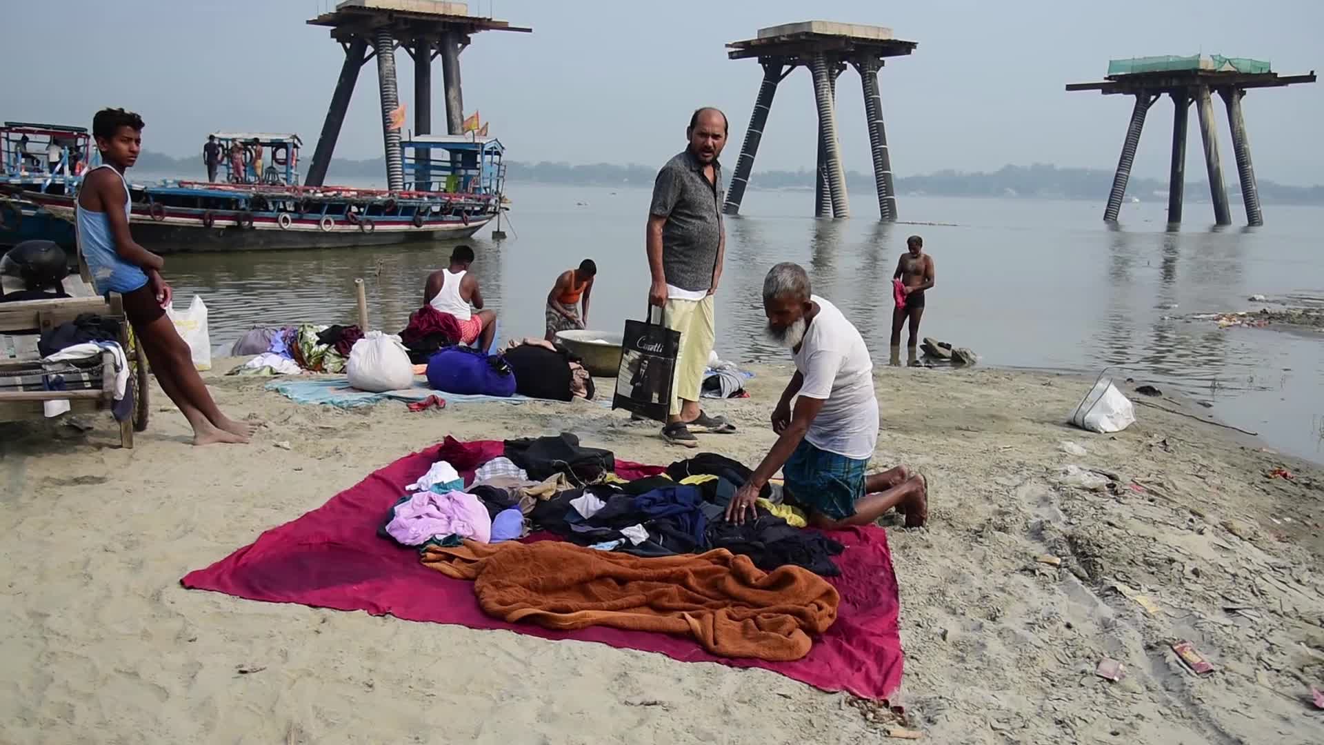  Laundry workers in India 