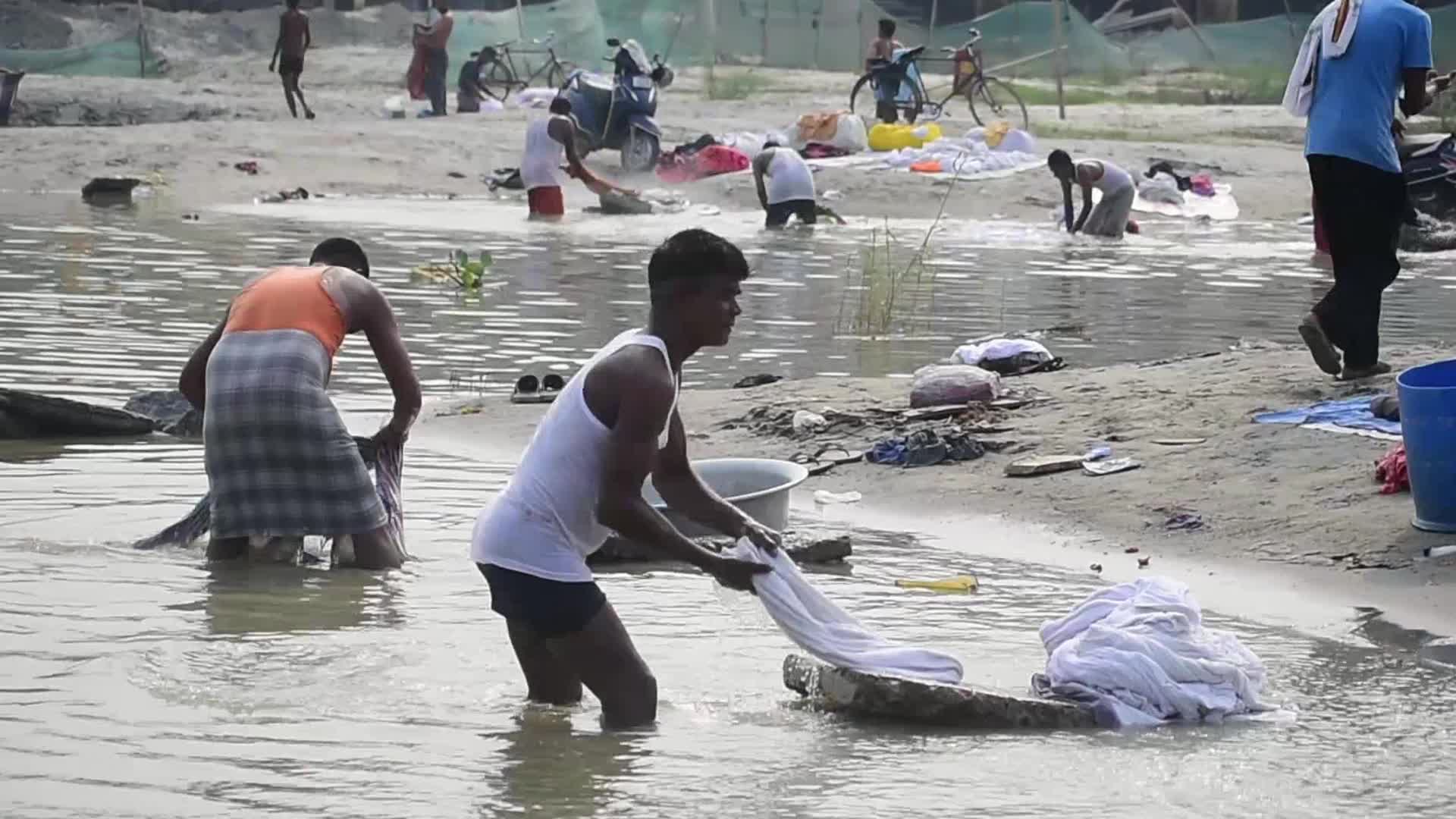 Laundry workers in India 