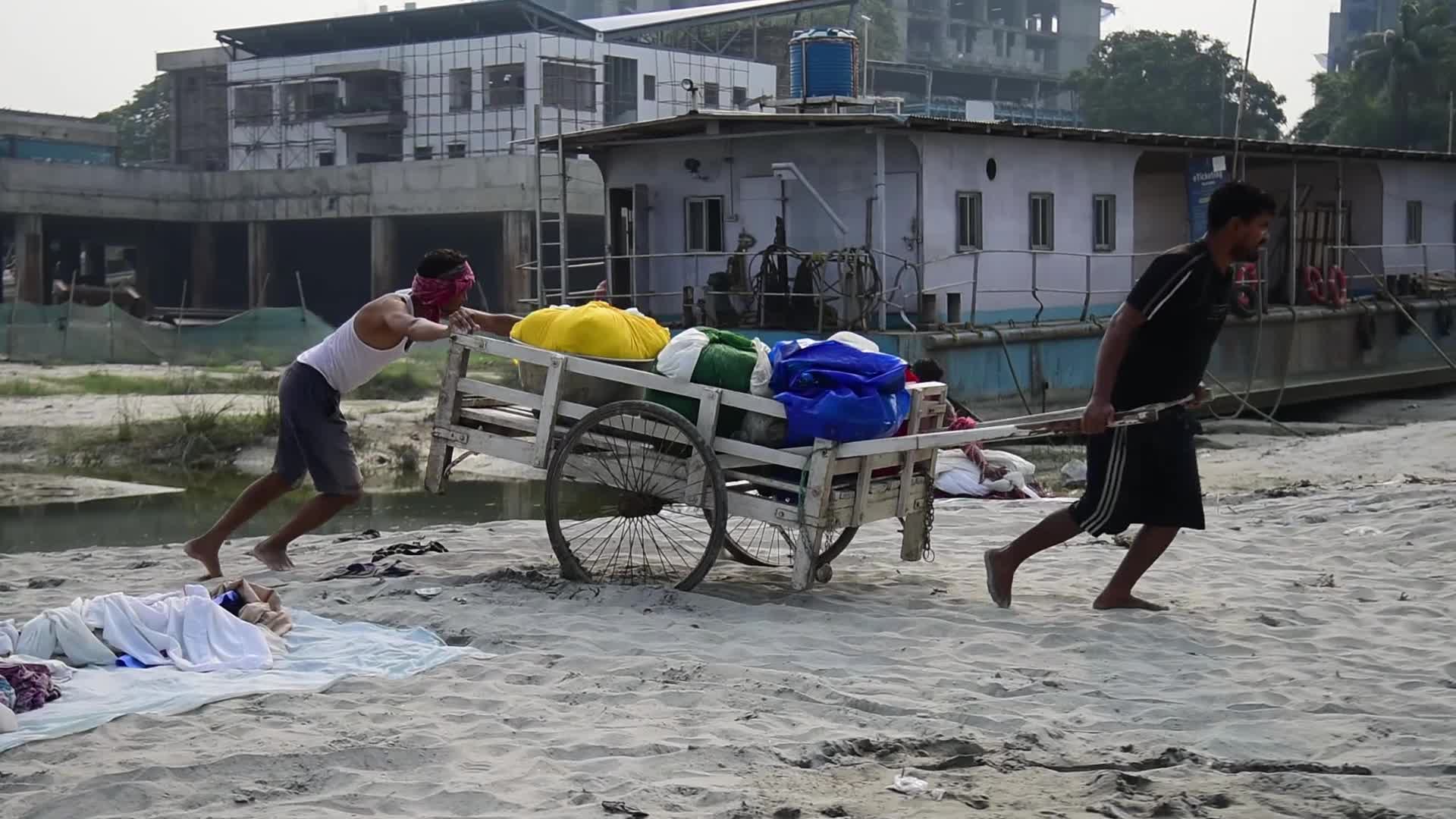  Laundry workers in India 