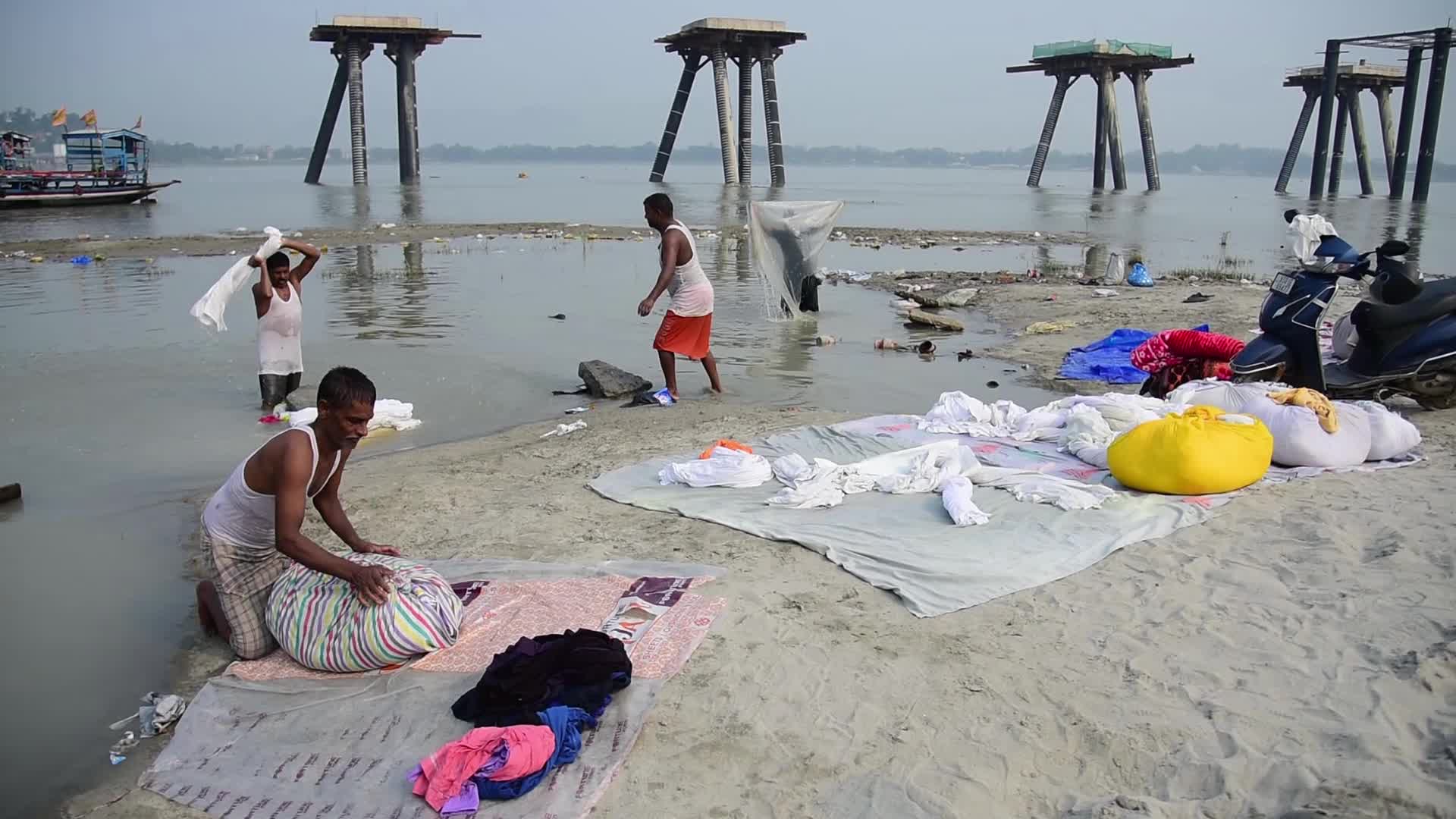  Laundry workers in India 