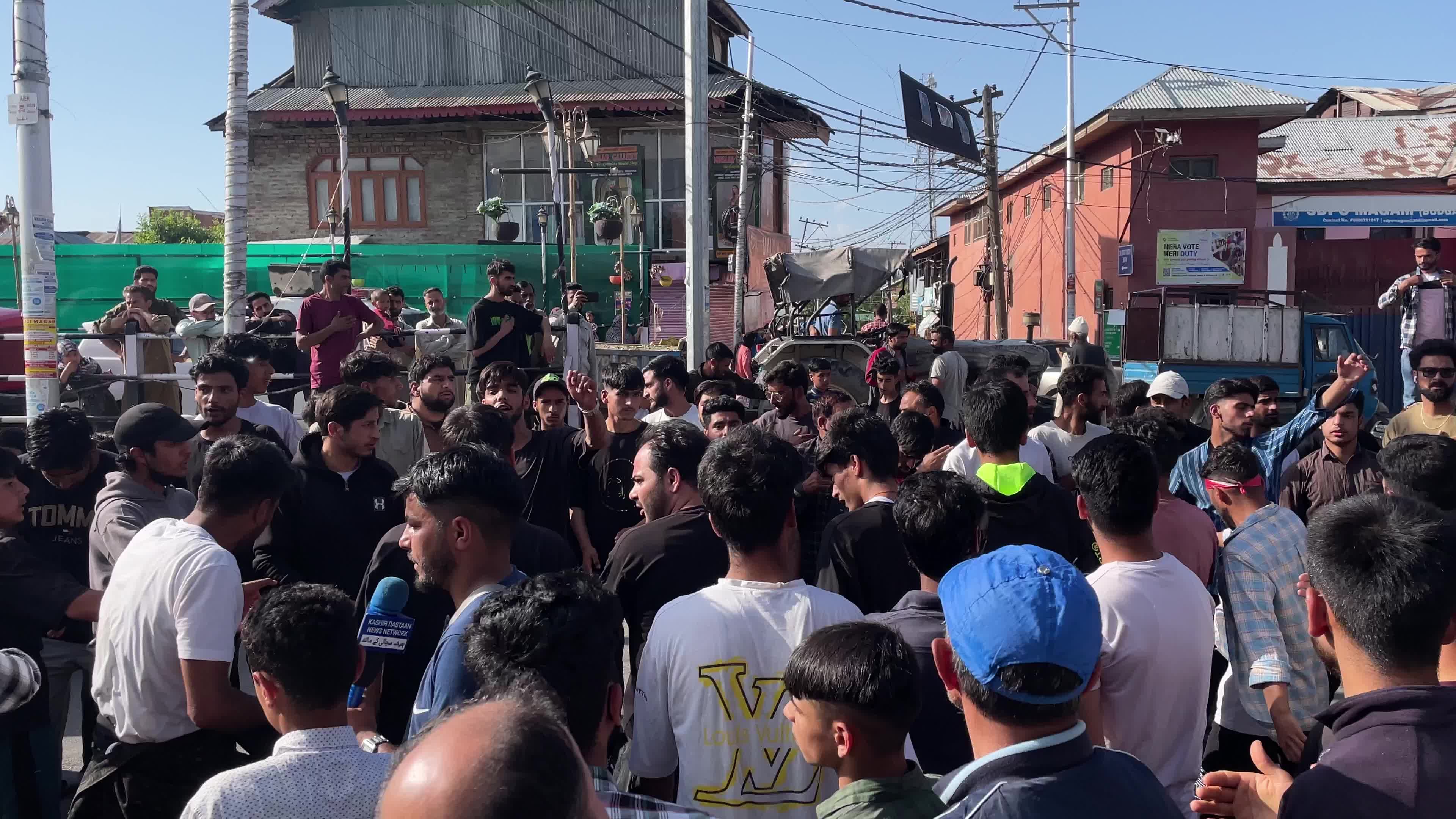 Kashmiri Shia Muslims Rally After Iranian Officials Killed in Helicopter Crash