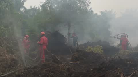 Residents are evacuated due to a forest fire in Riau, Indonesia