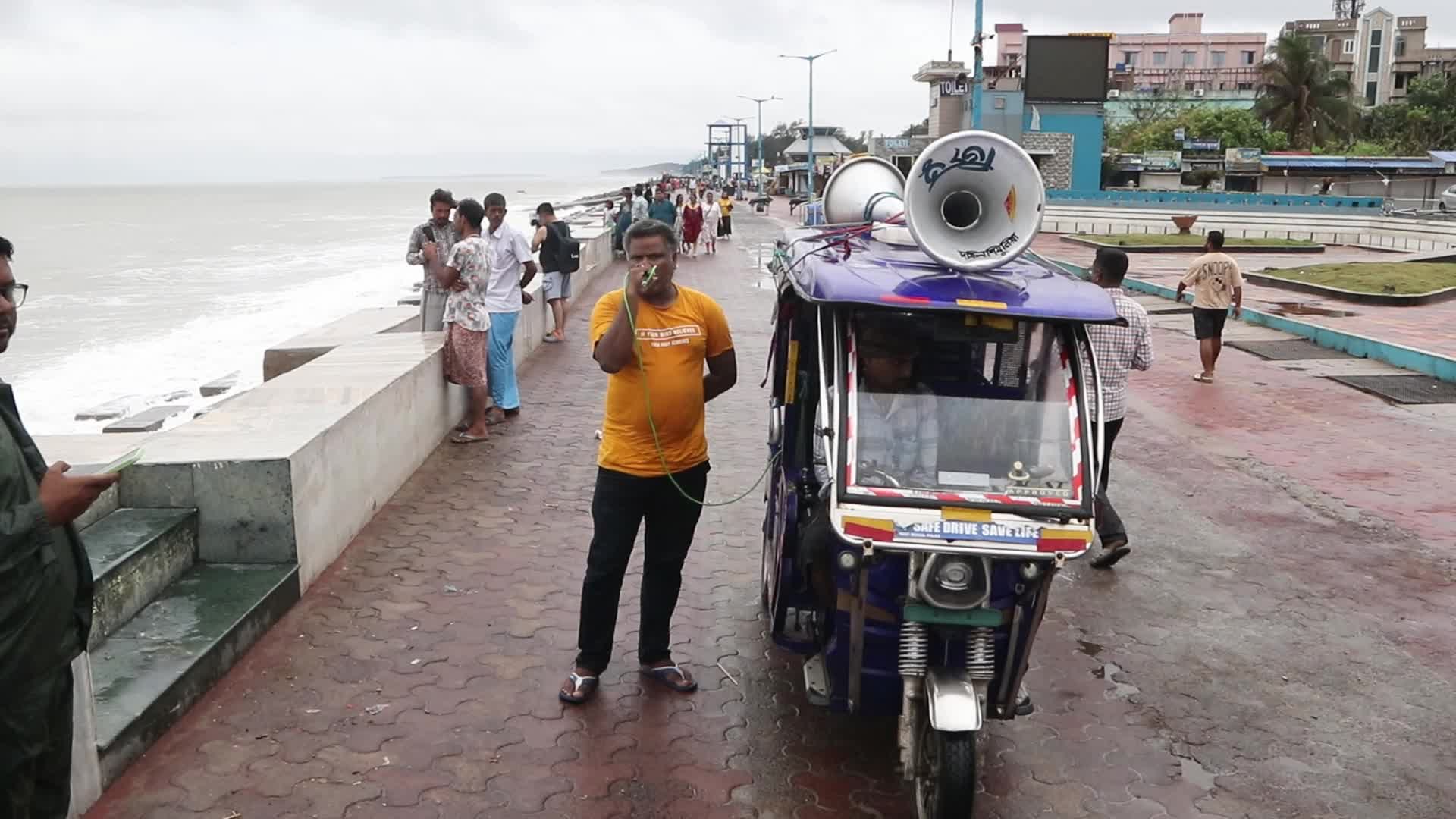 Cyclone Remal Hits Kolkata, India