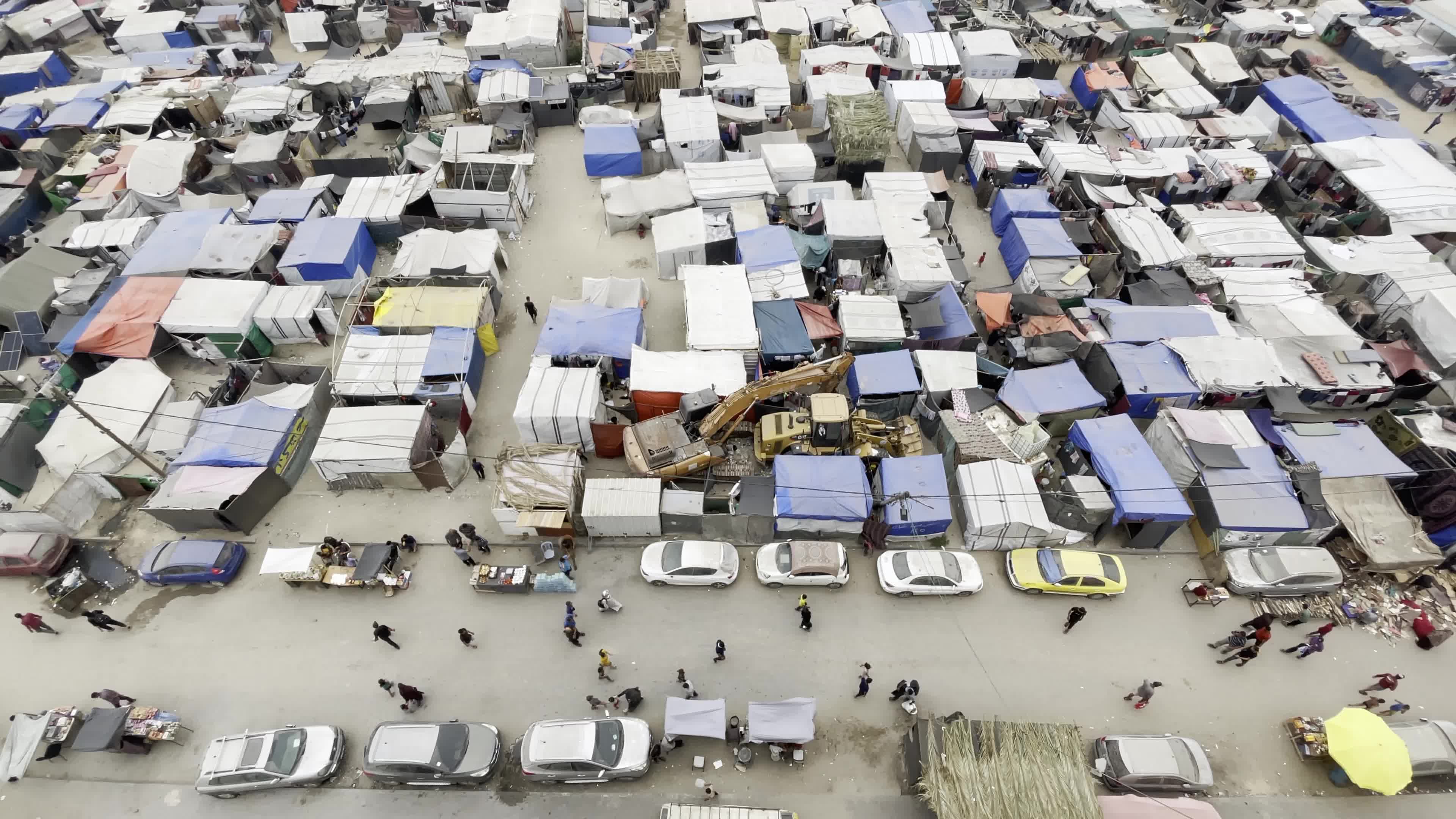 Tents Housing Internally Displaced Palestinians Crowd the Beach in Deir el-Balah, Gaza Strip