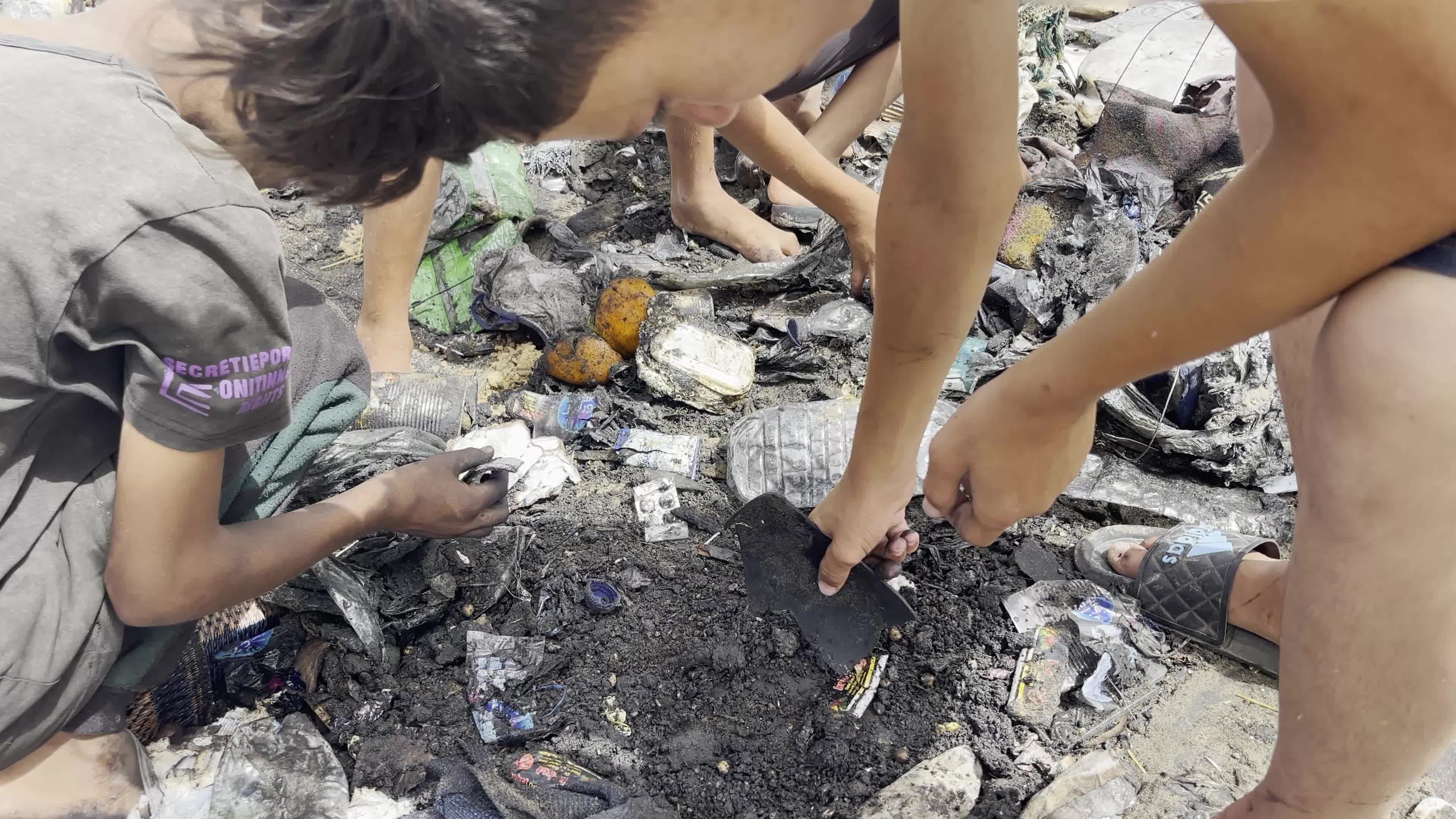 Palestinians Gather at Site of Israeli Strike on Camp for Internally Displaced in Rafah 