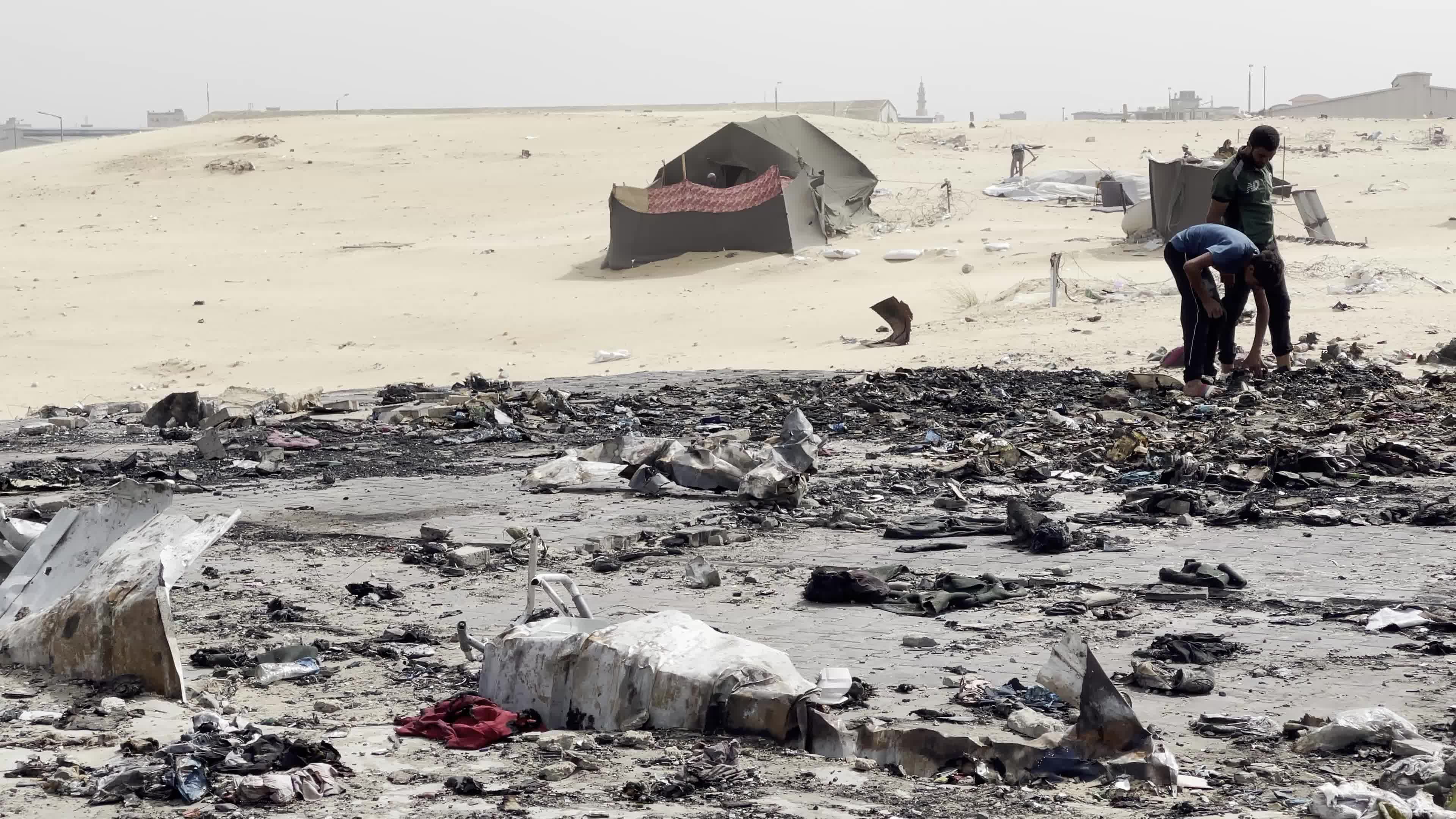 Palestinians Gather at Site of Israeli Strike on Camp for Internally Displaced in Rafah 