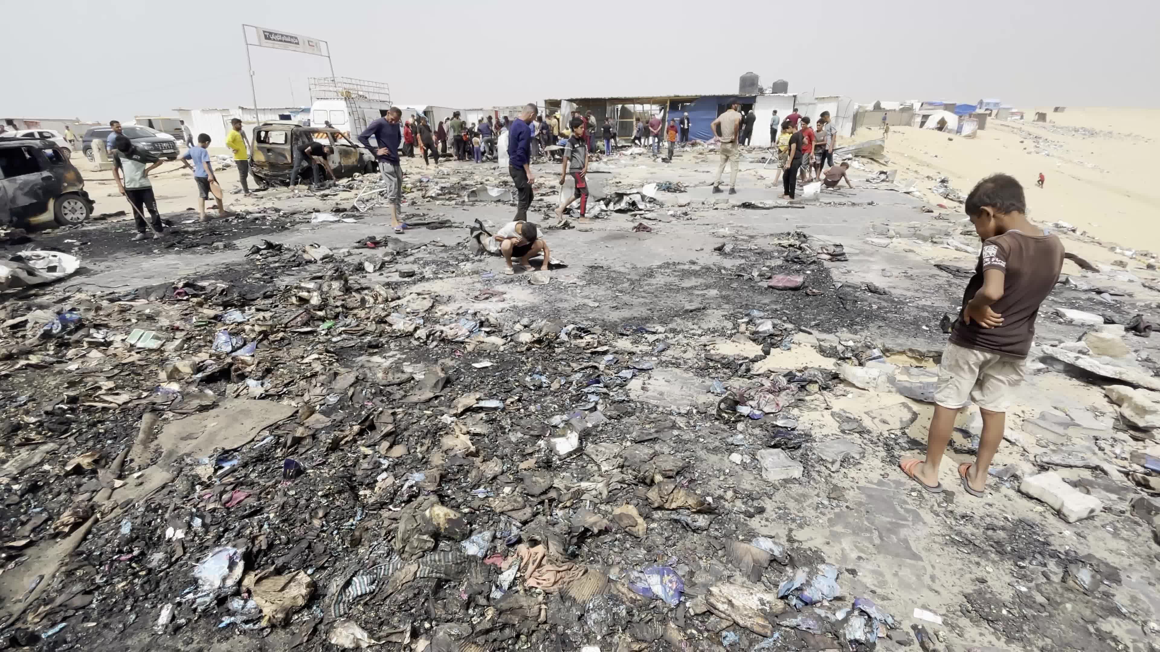 Palestinians Gather at Site of Israeli Strike on Camp for Internally Displaced in Rafah 