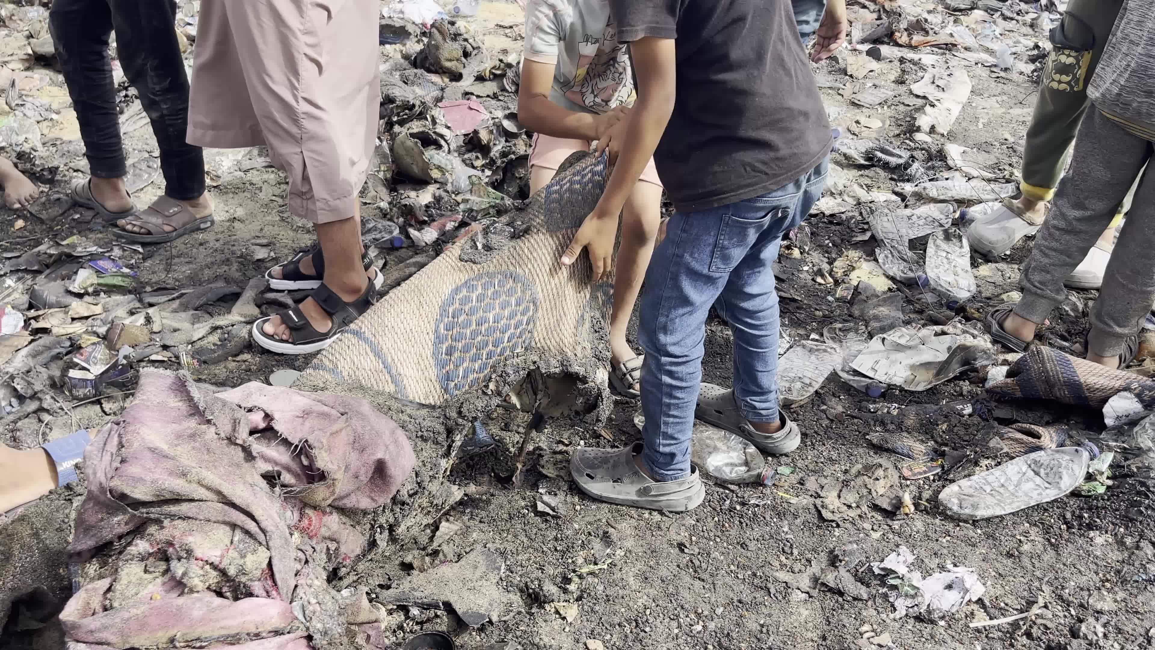 Palestinians Gather at Site of Israeli Strike on Camp for Internally Displaced in Rafah 