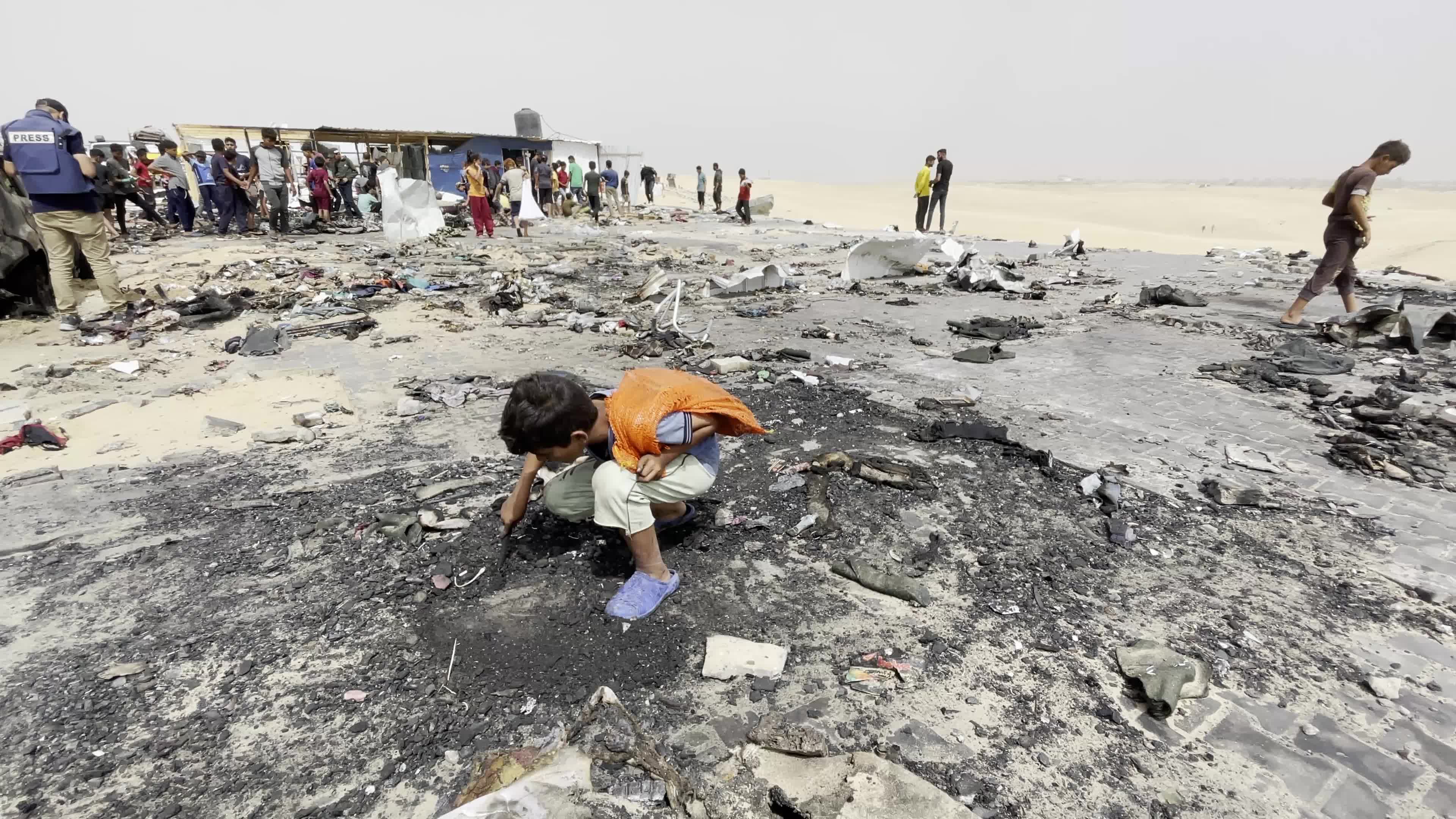 Palestinians Gather at Site of Israeli Strike on Camp for Internally Displaced in Rafah 