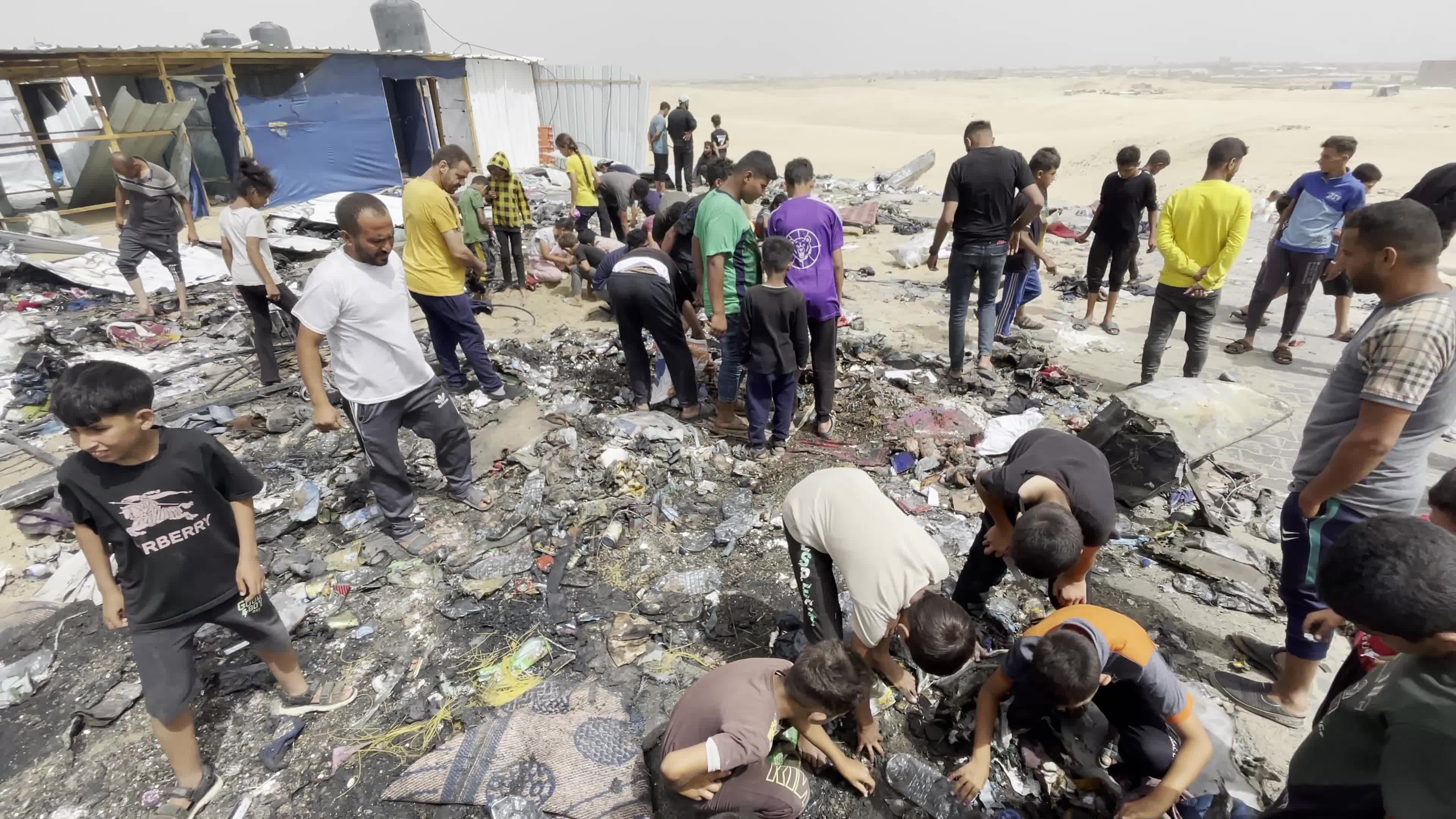 Palestinians Gather at Site of Israeli Strike on Camp for Internally Displaced in Rafah 