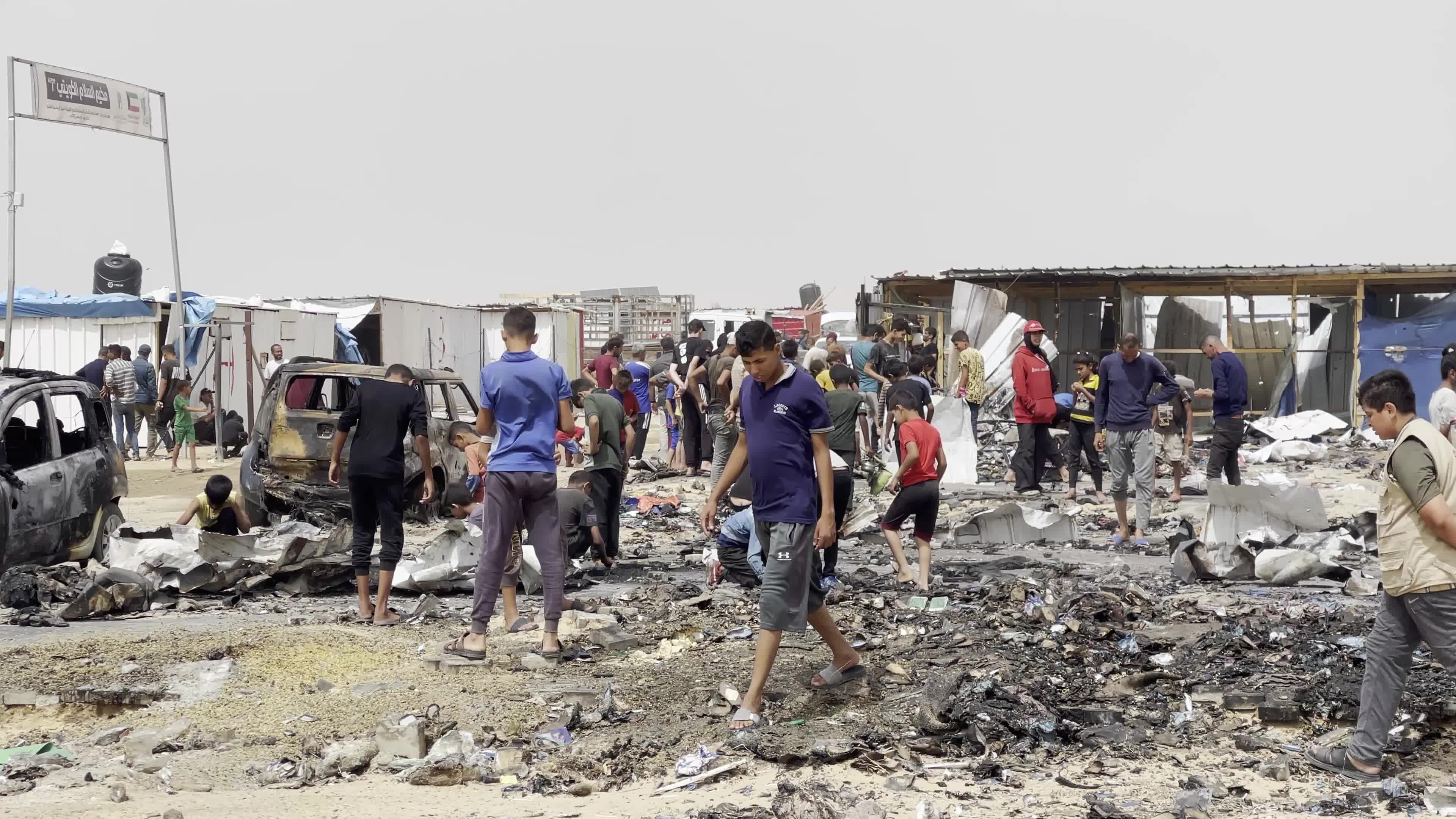 Palestinians Gather at Site of Israeli Strike on Camp for Internally Displaced in Rafah 