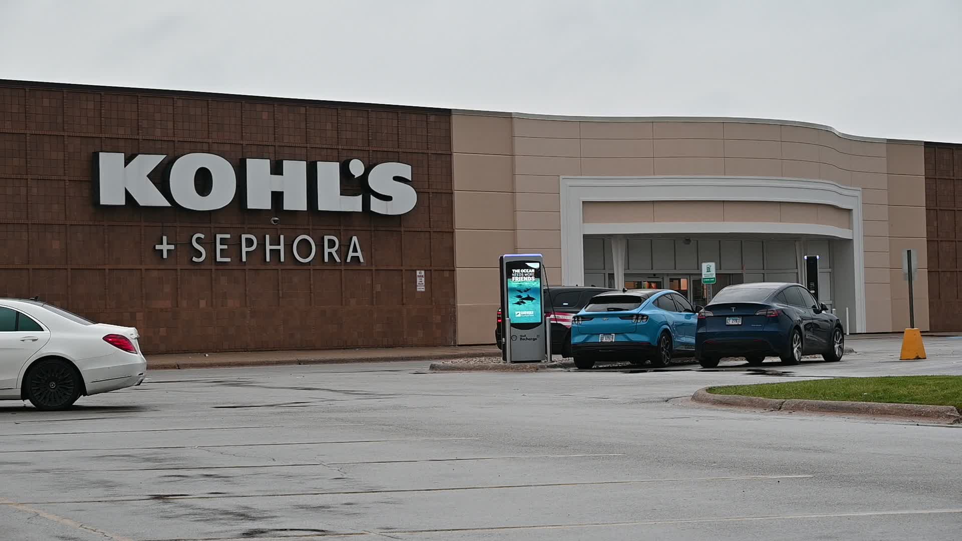 Chicago Ridge Mall Closed For Police Investigation Following Reports Of A Shooting Which Was Unfounded