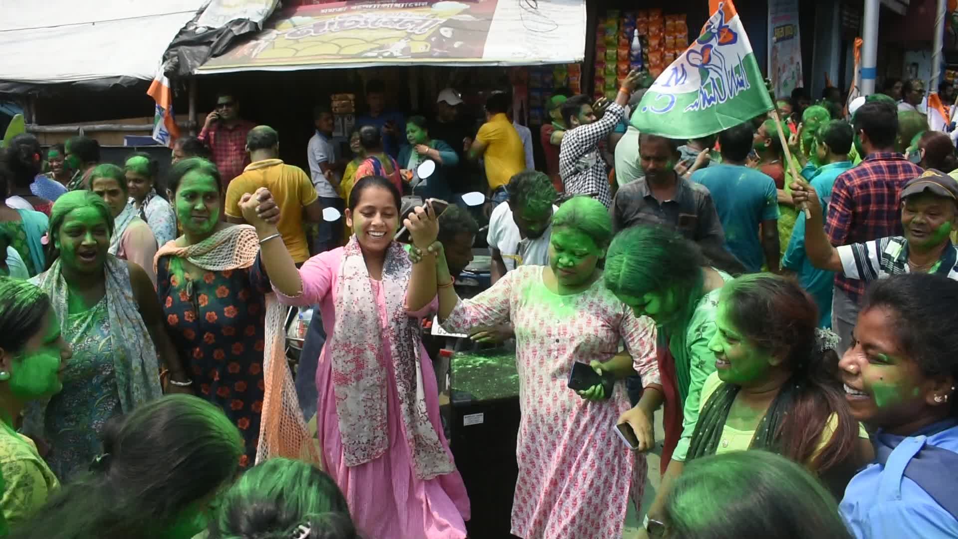 TMC supporters celebrate majority win in constituency seats in West bengal in Lok Sabha elections 2024.