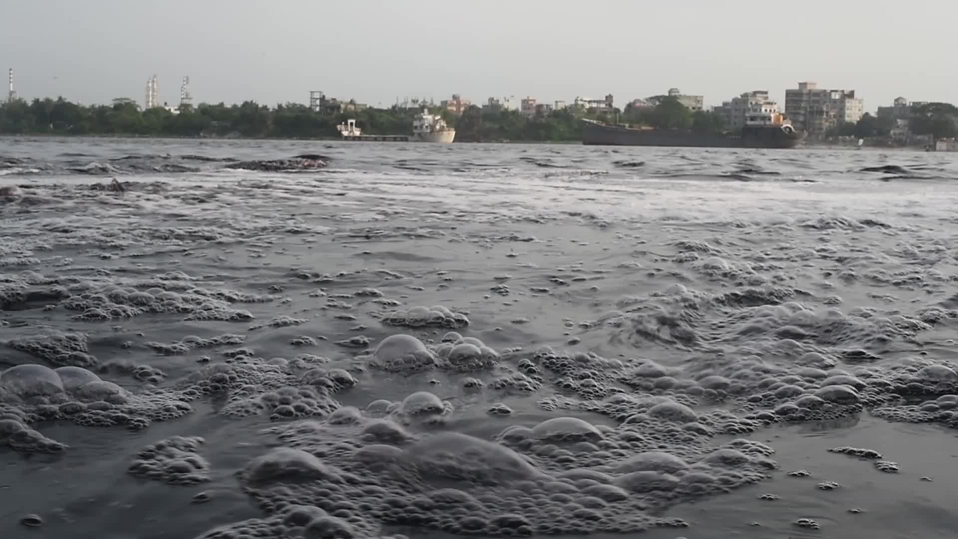 River pollution in Dhaka 