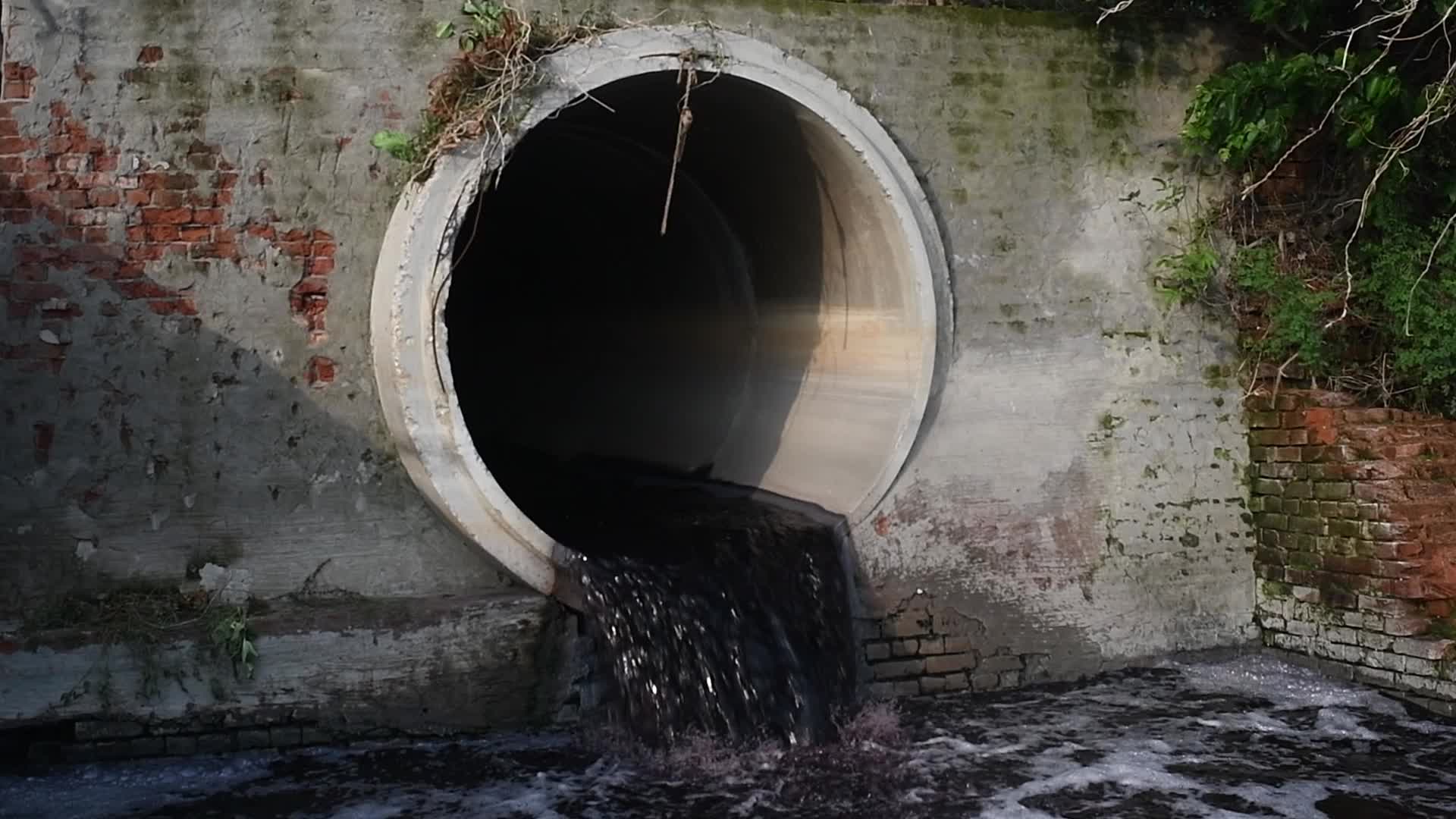 River pollution in Dhaka 
