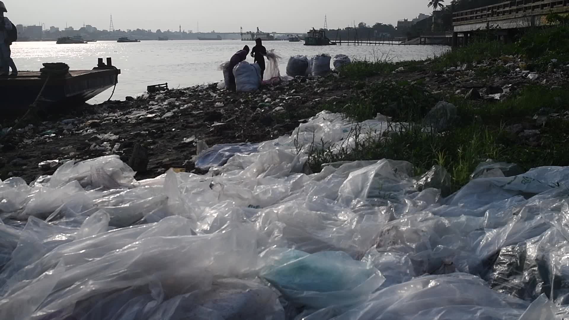 River pollution in Dhaka 