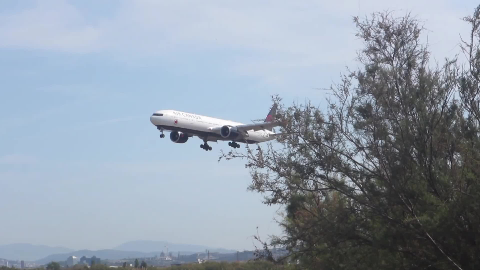 Air Canada Boeing 777 landing in Barcelona