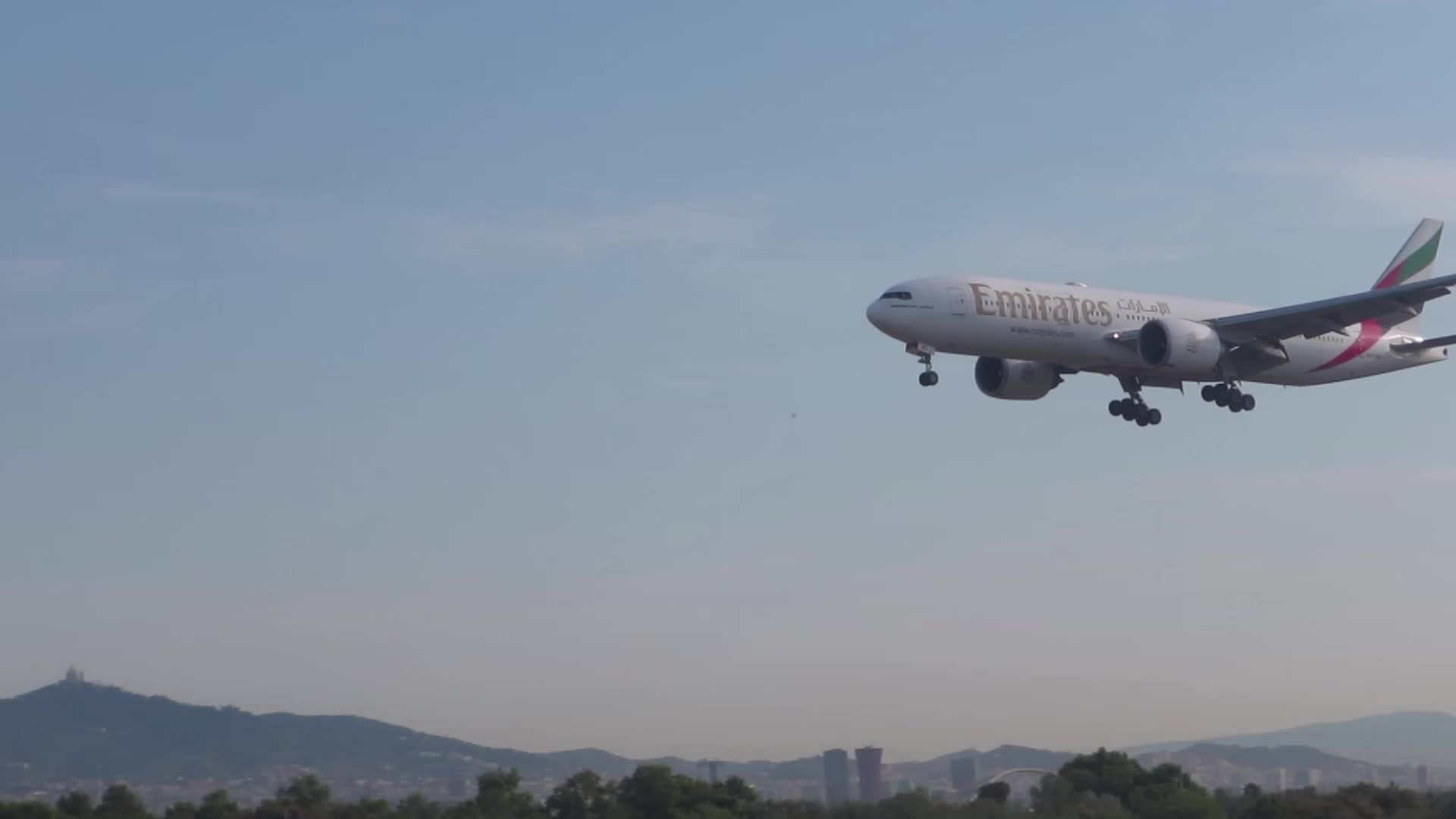 Emirates Boeing 777 landing in Barcelona