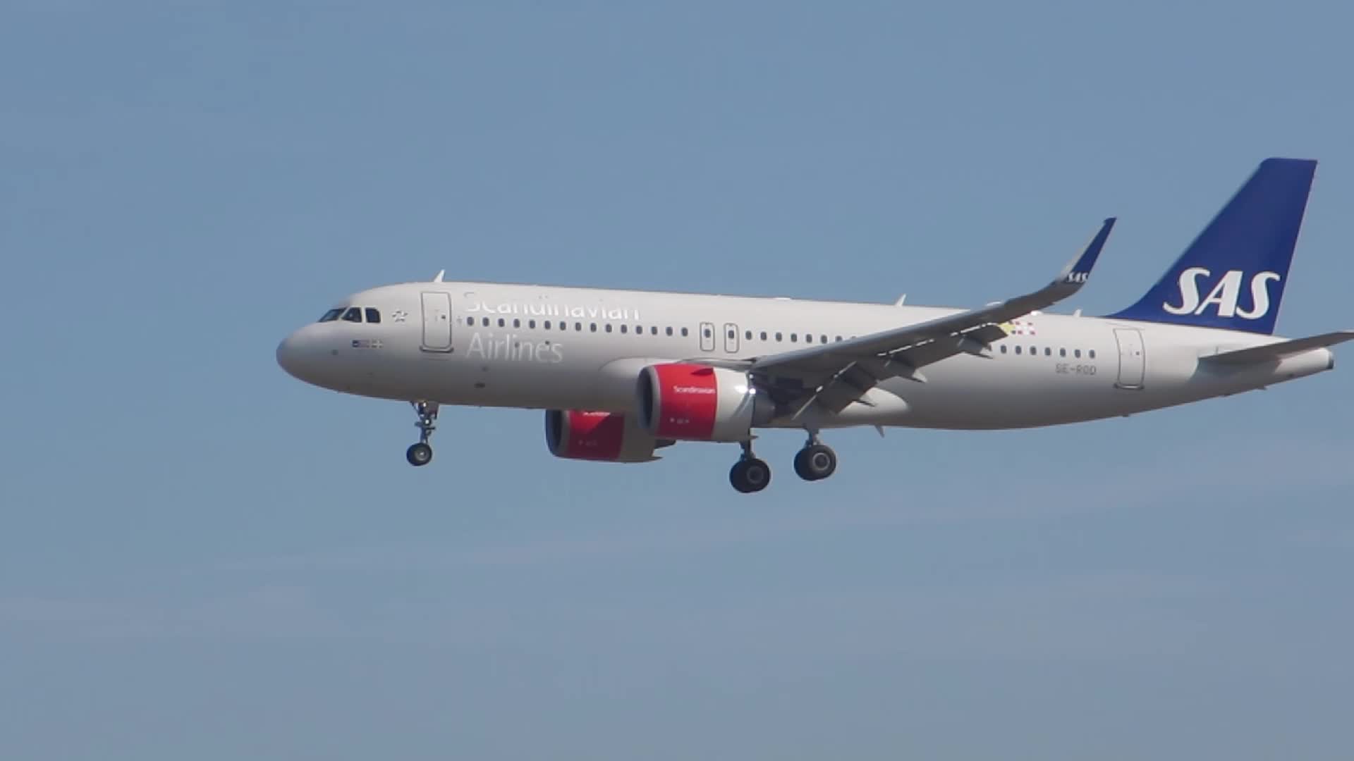 SAS Airbus A320 landing in Barcelona