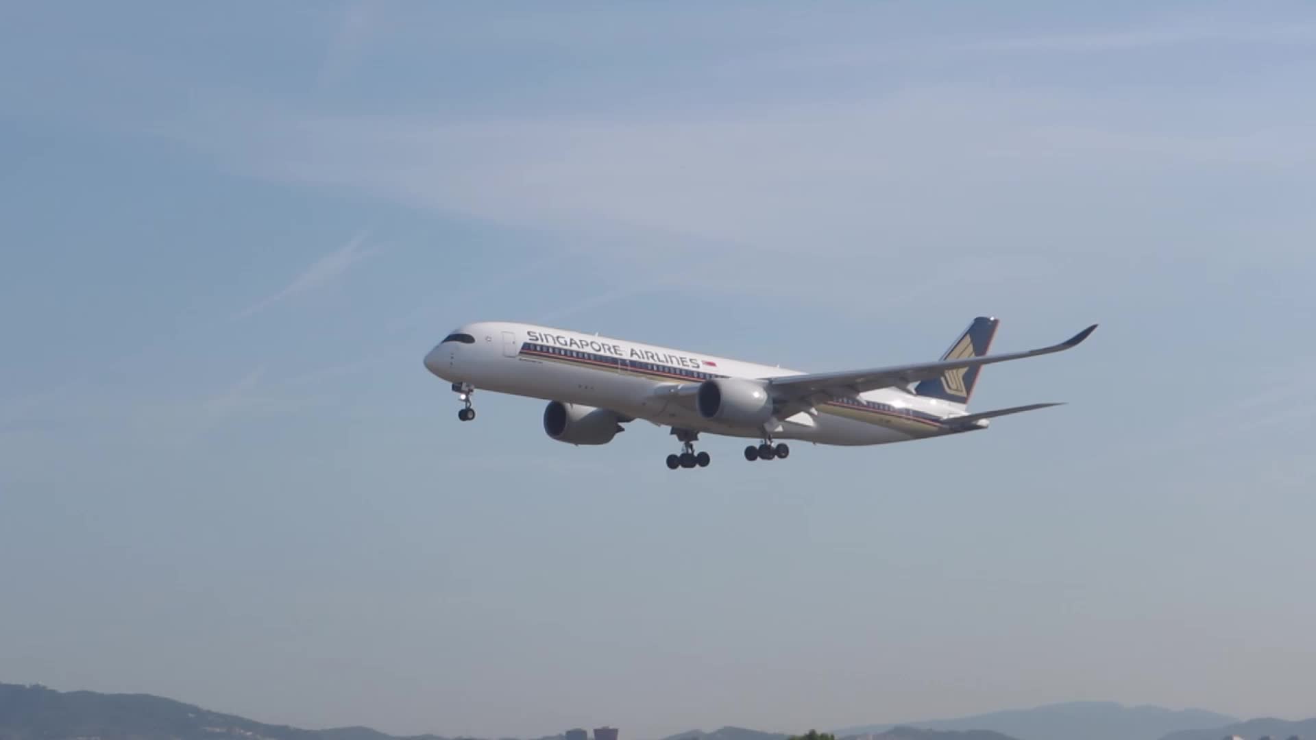 Singapore Airlines Airbus A350 landing in Barcelona