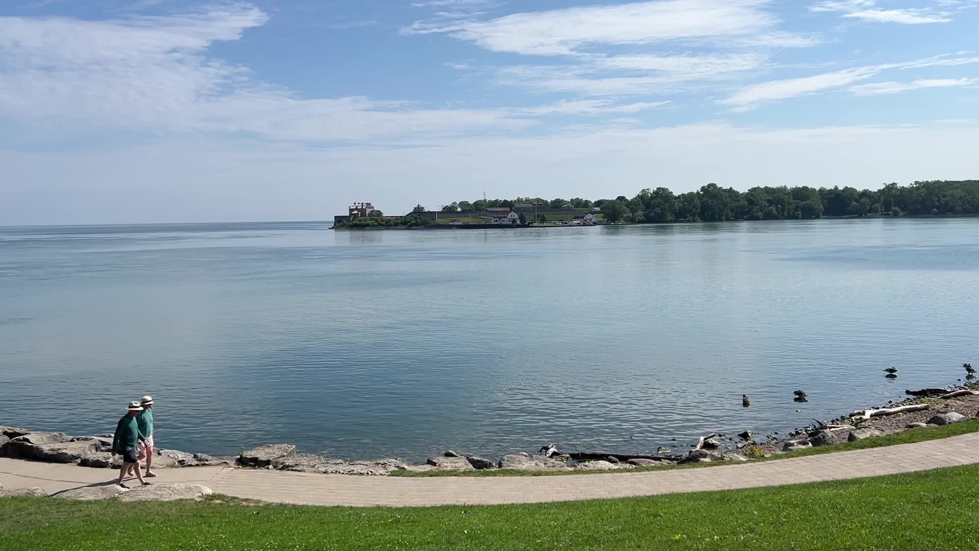 Daily life along Lake Ontario