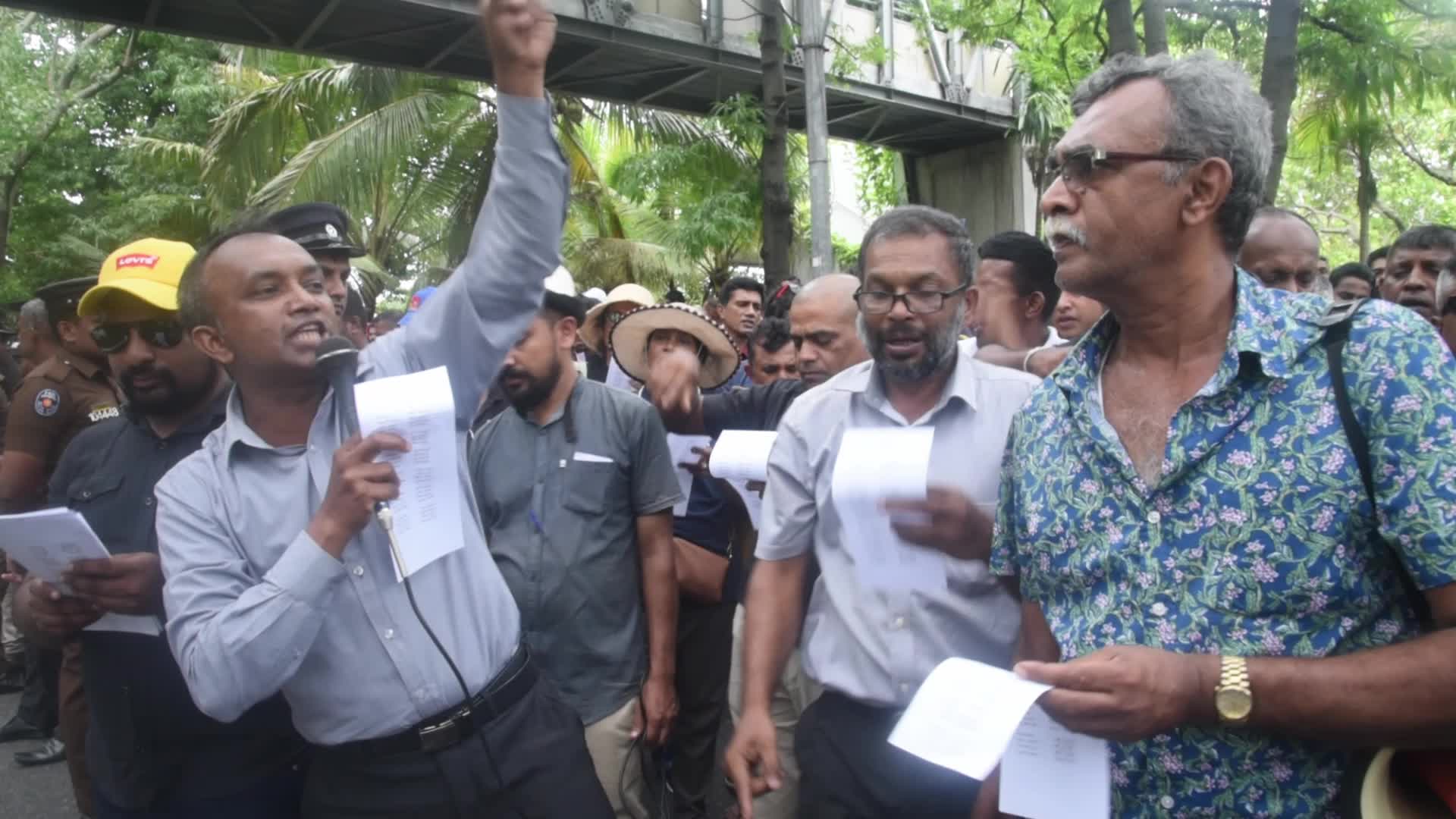  University staff stage protests for payment increase in Colombo