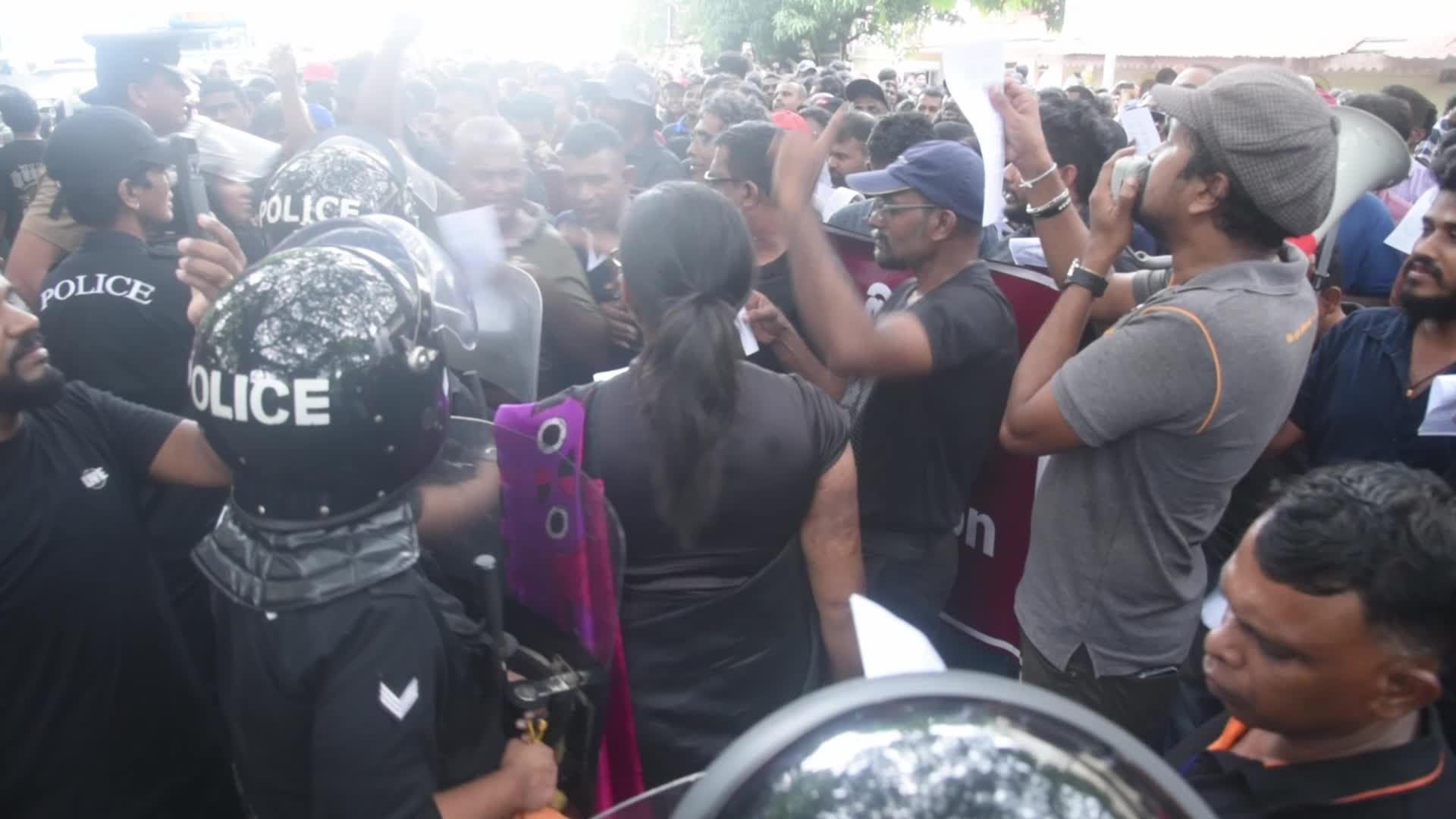  University staff stage protests for payment increase in Colombo