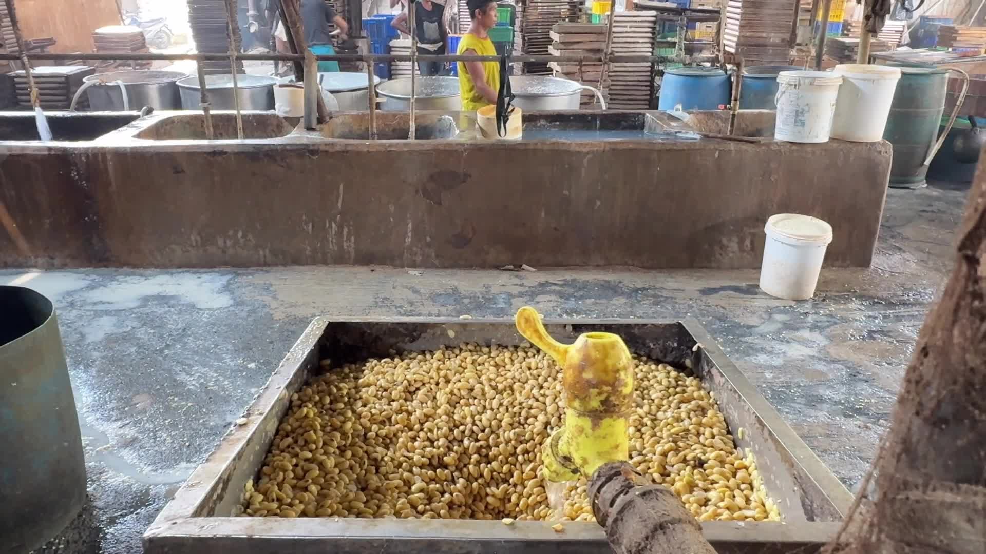 Workers Produce Tofu from Imported Soybeans in Depok, West Java Amid Rising Costs