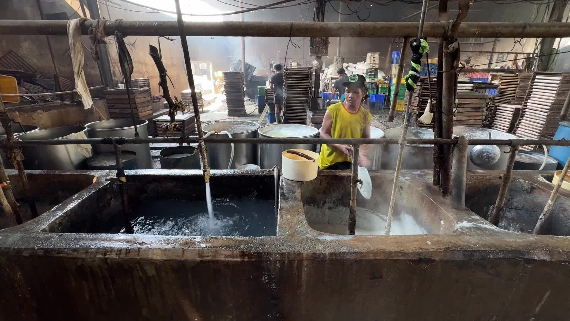 Workers Produce Tofu from Imported Soybeans in Depok, West Java Amid Rising Costs