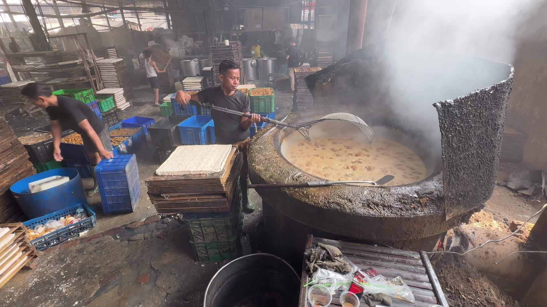 Workers Produce Tofu from Imported Soybeans in Depok, West Java Amid Rising Costs