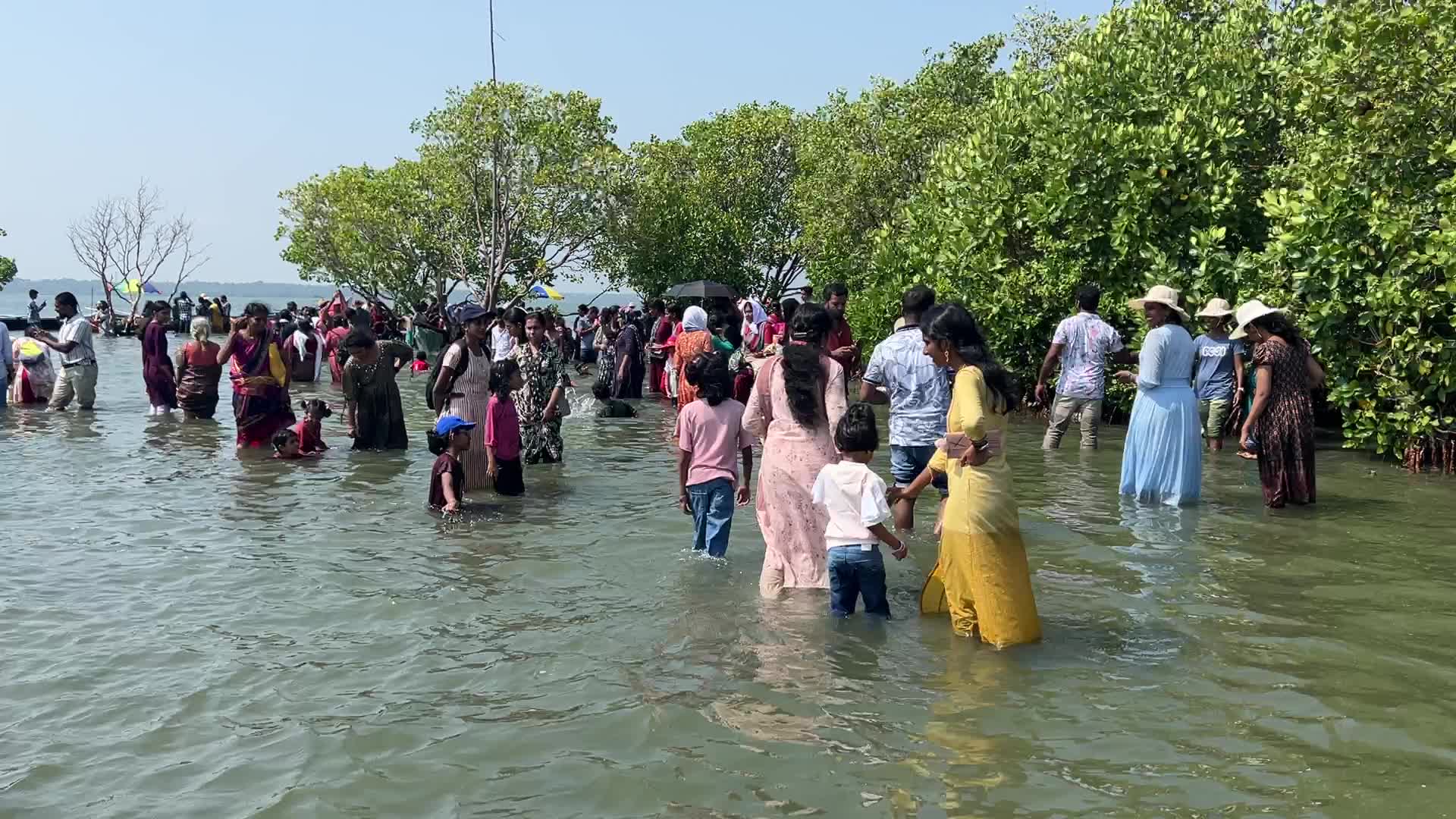 Daily life at Sambranikodi Island