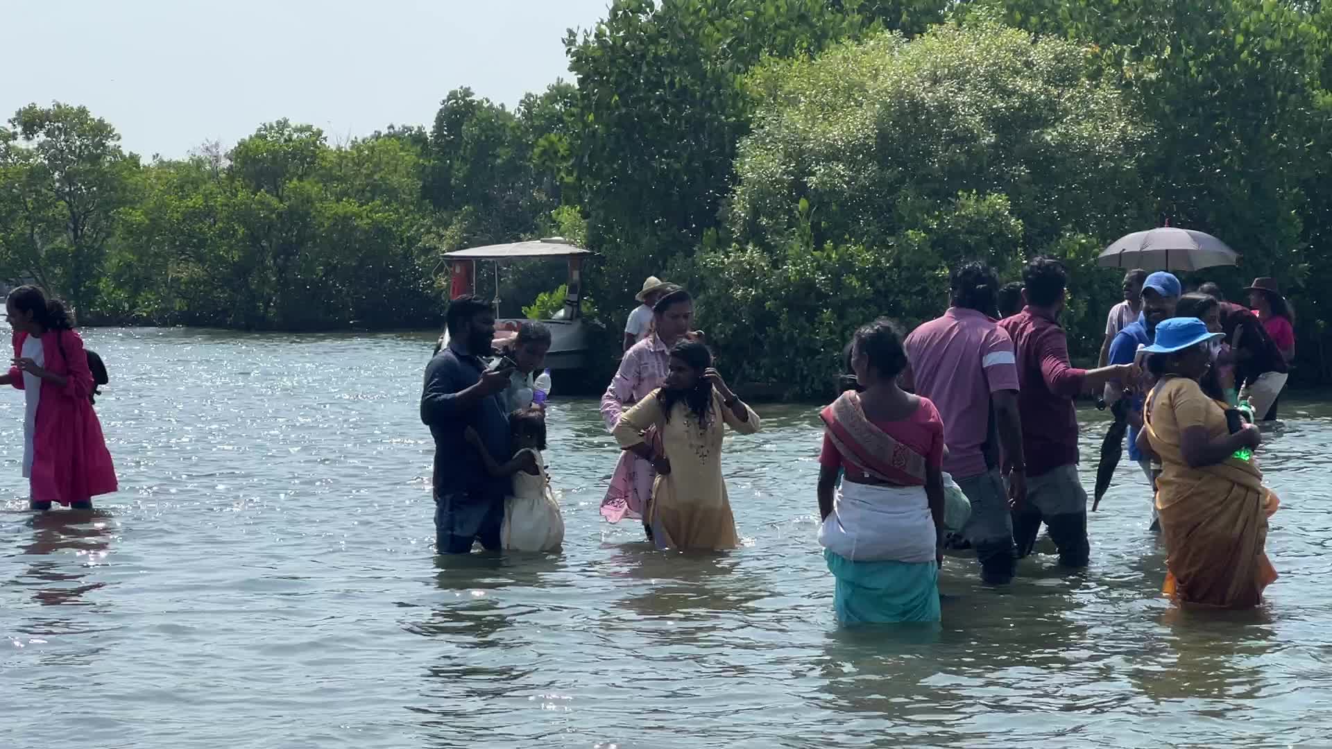Daily life at Sambranikodi Island