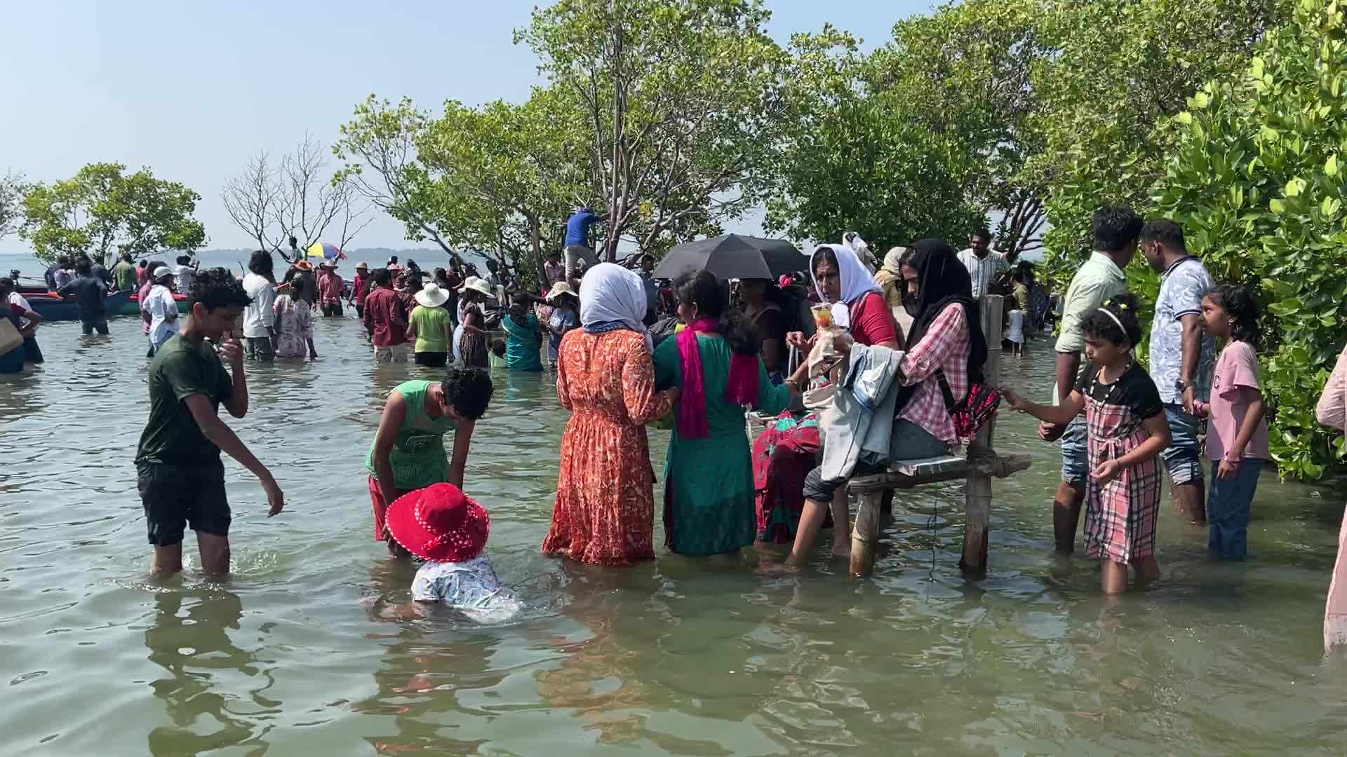 Daily life at Sambranikodi Island