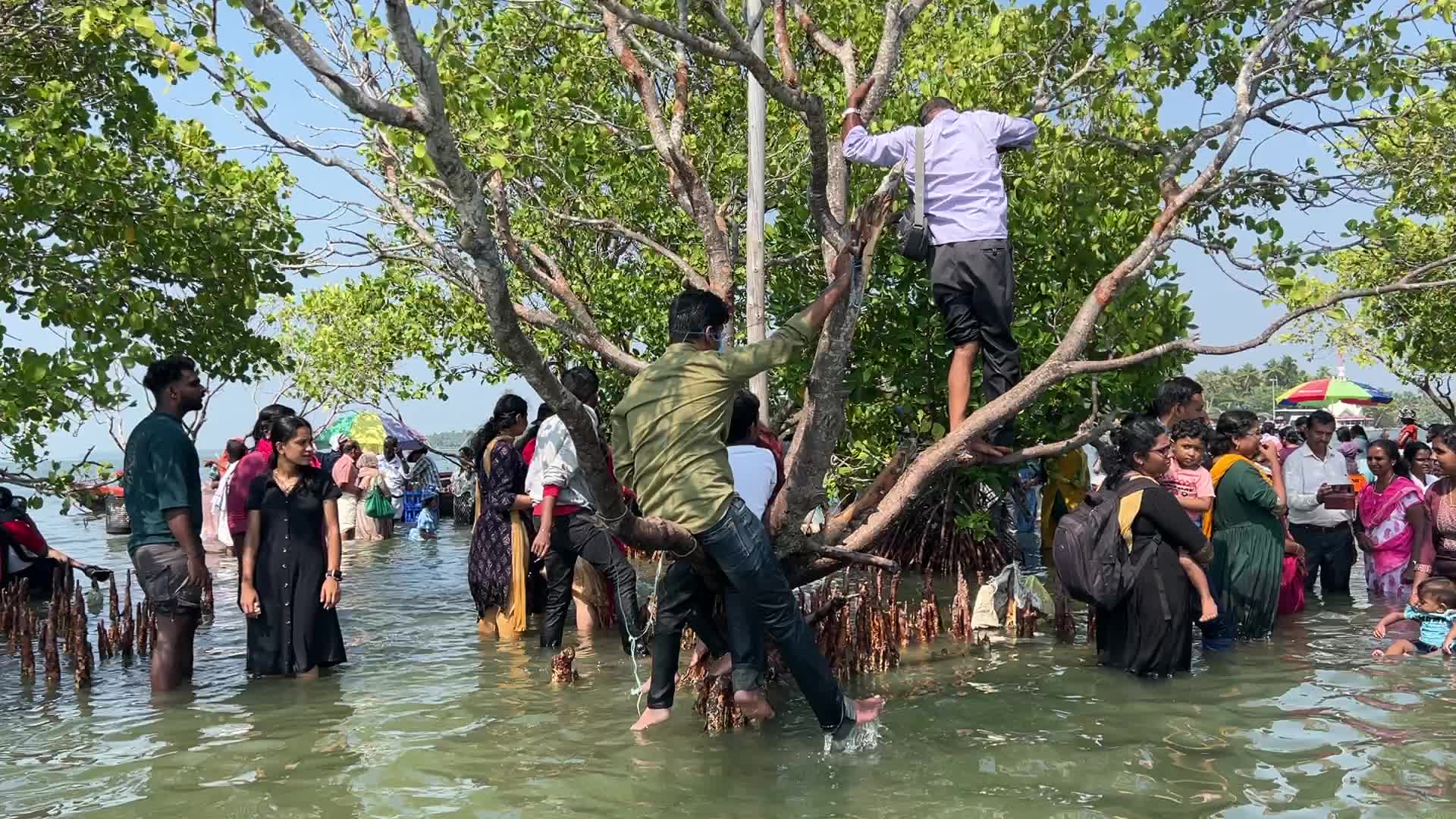 Daily life at Sambranikodi Island