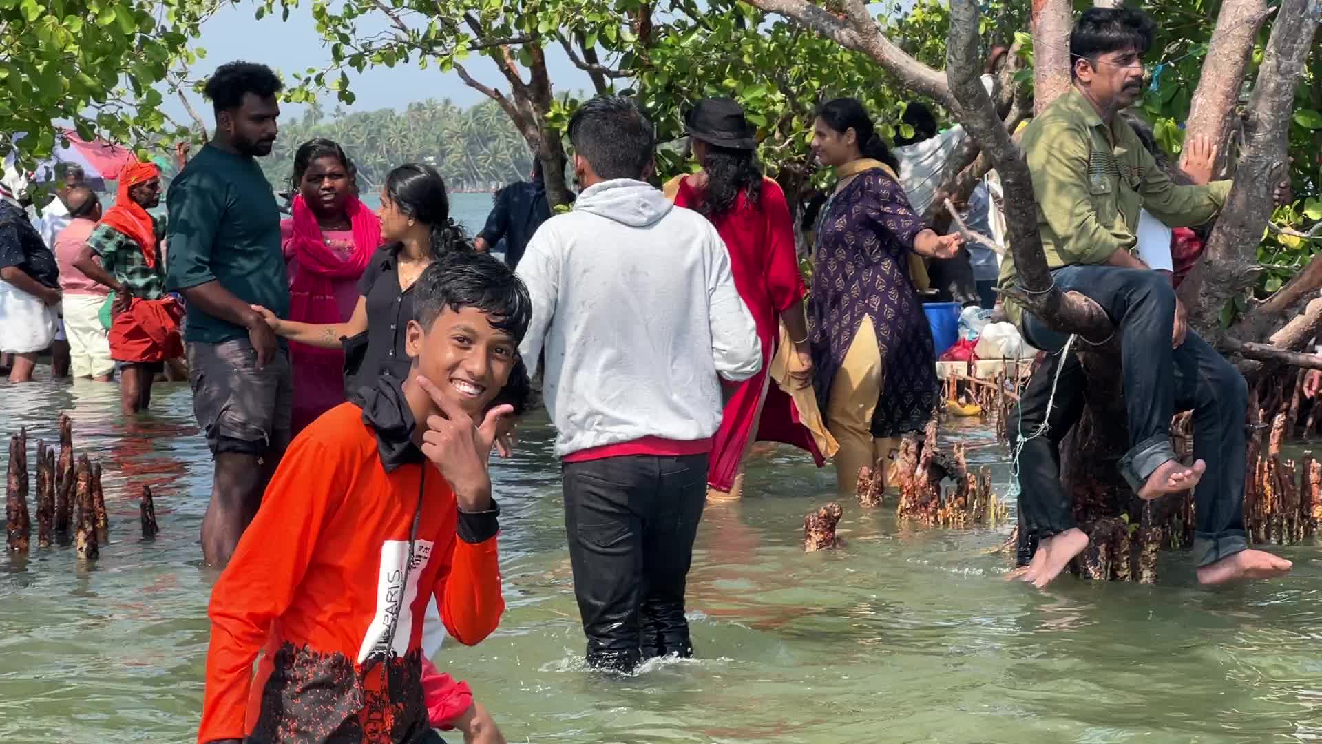 Daily life at Sambranikodi Island