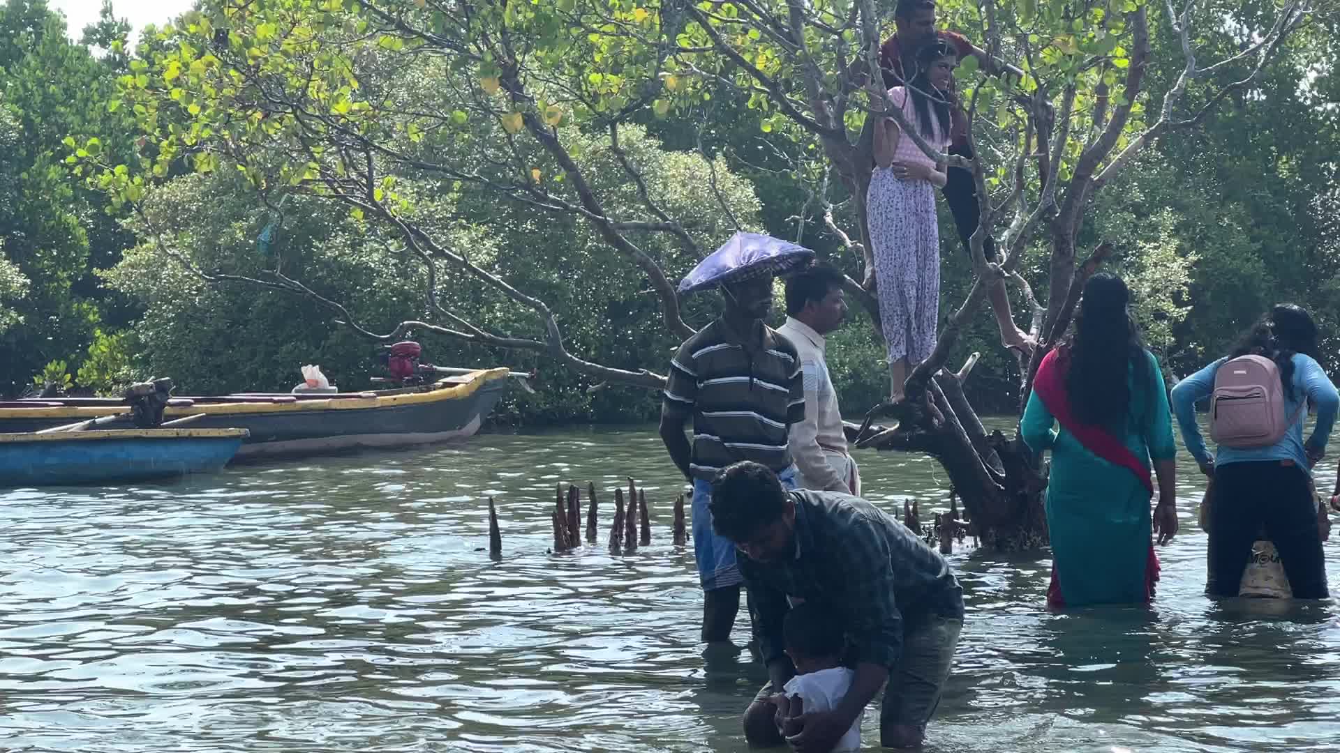 Daily life at Sambranikodi Island