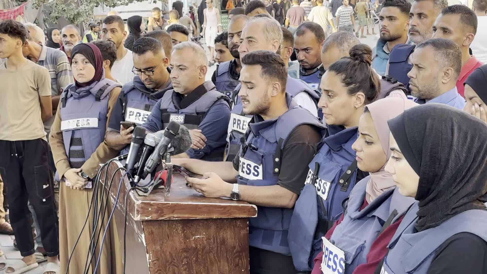 Journalists Gather at Al-Aqsa Martyrs Hospital to Commemorate Al Jazeera Reporter and Cameraman Killed