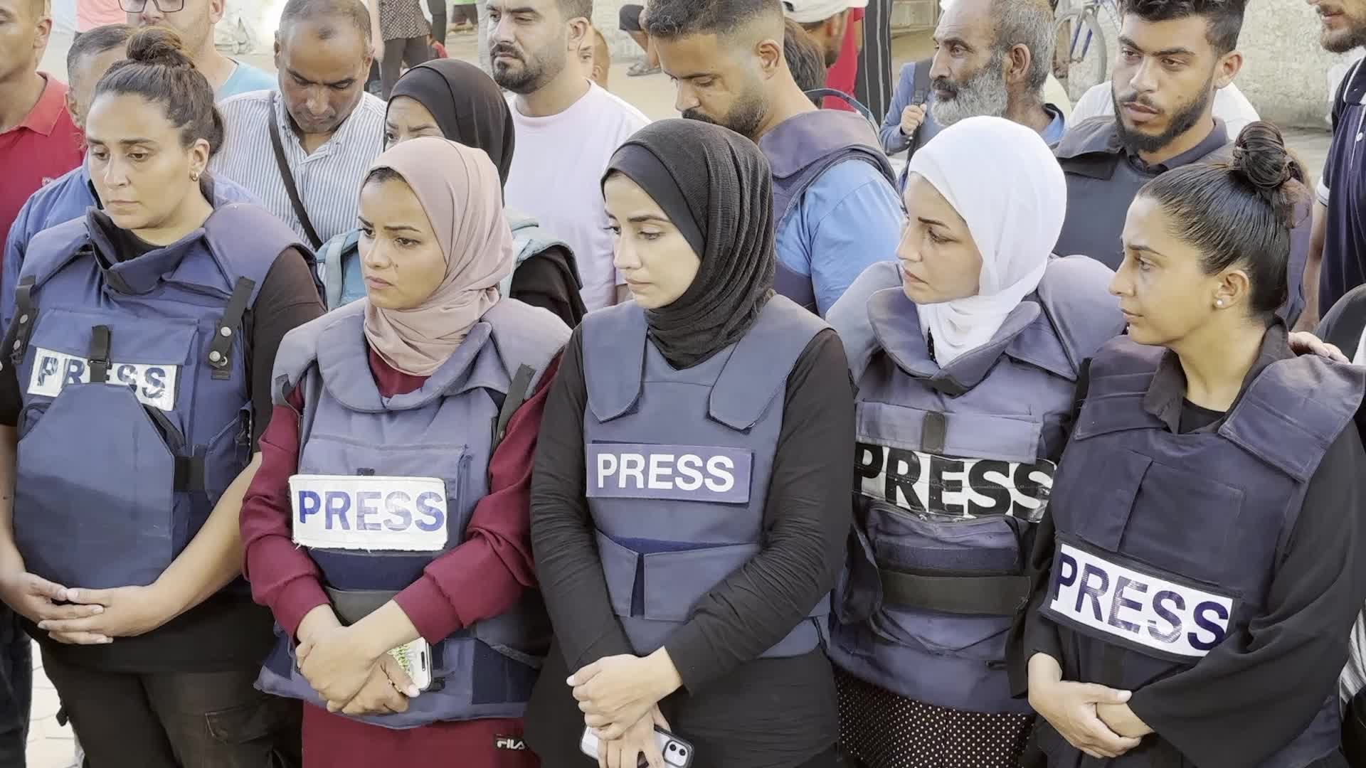 Journalists Gather at Al-Aqsa Martyrs Hospital to Commemorate Al Jazeera Reporter and Cameraman Killed