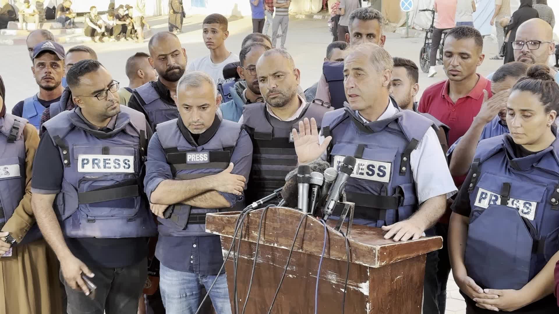 Journalists Gather at Al-Aqsa Martyrs Hospital to Commemorate Al Jazeera Reporter and Cameraman Killed