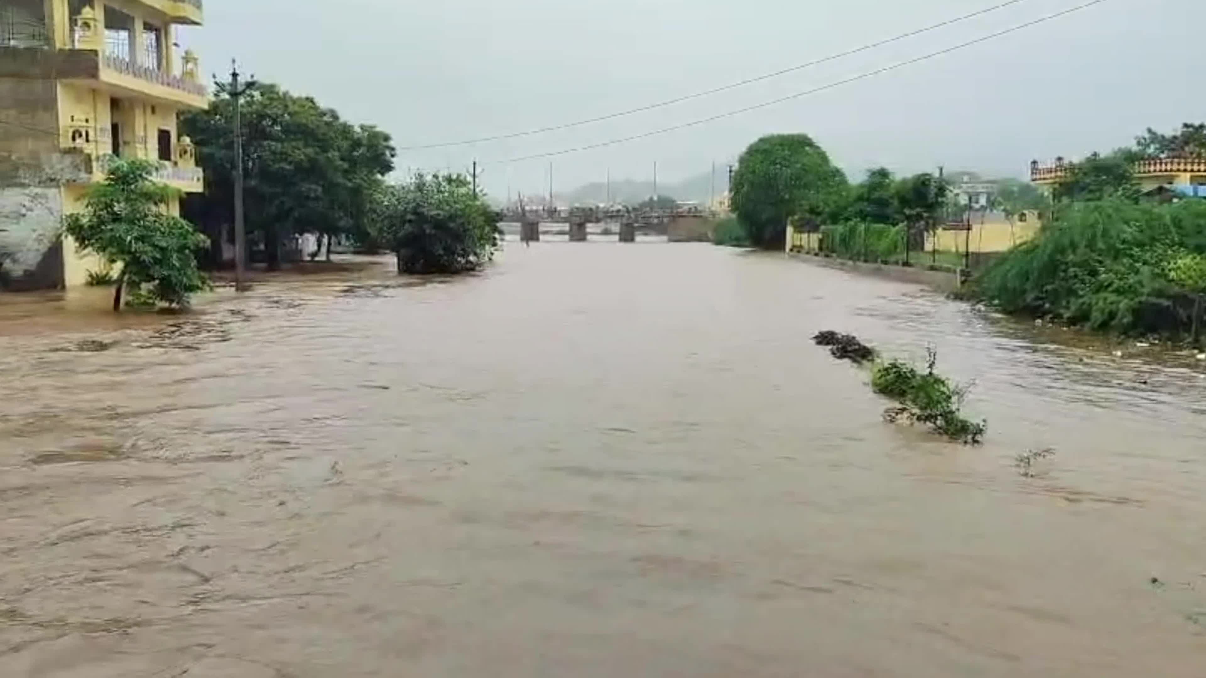 Heavy Monsoon rain in Pushkar, India 