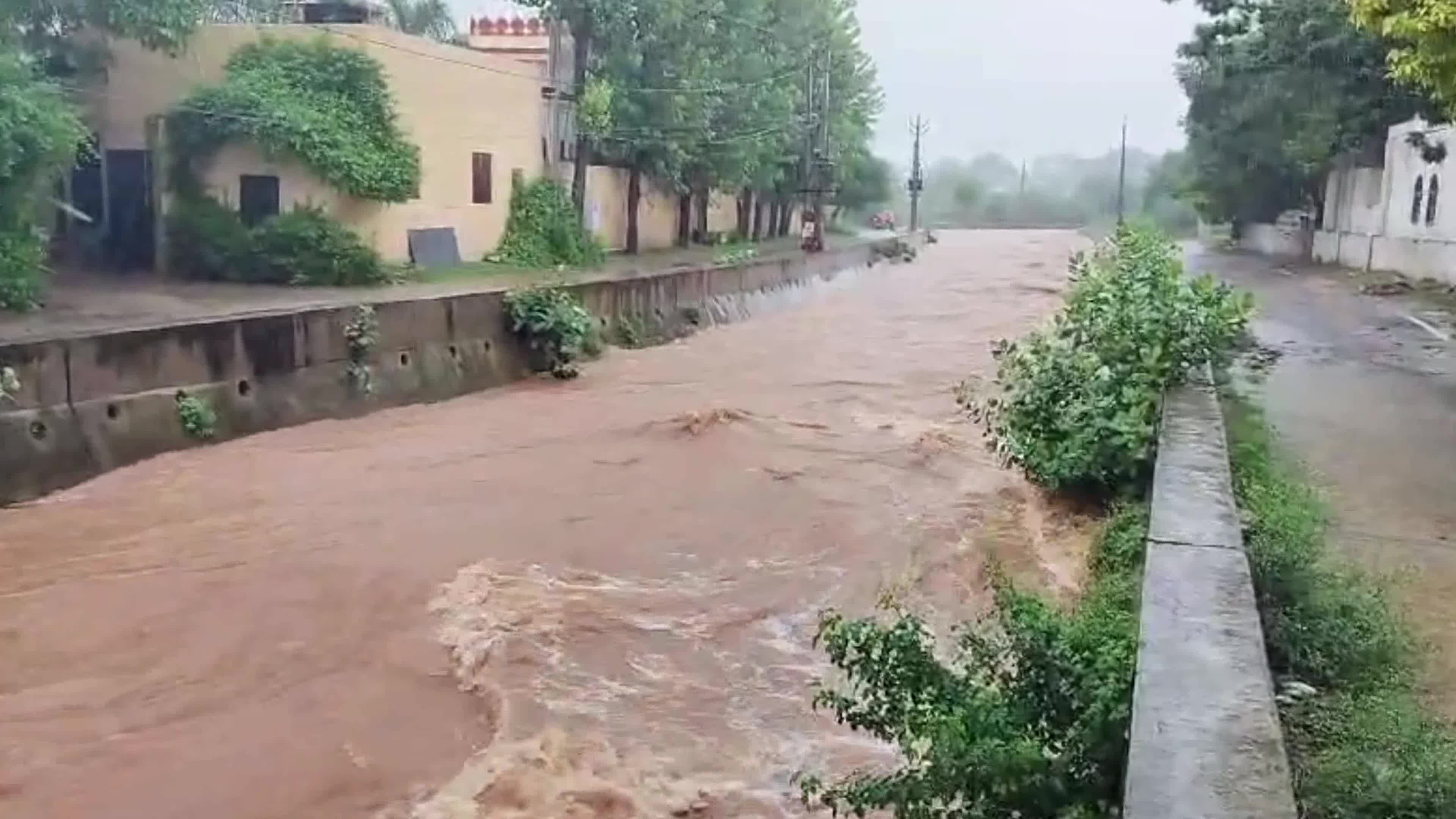 Heavy Monsoon rain in Pushkar, India 