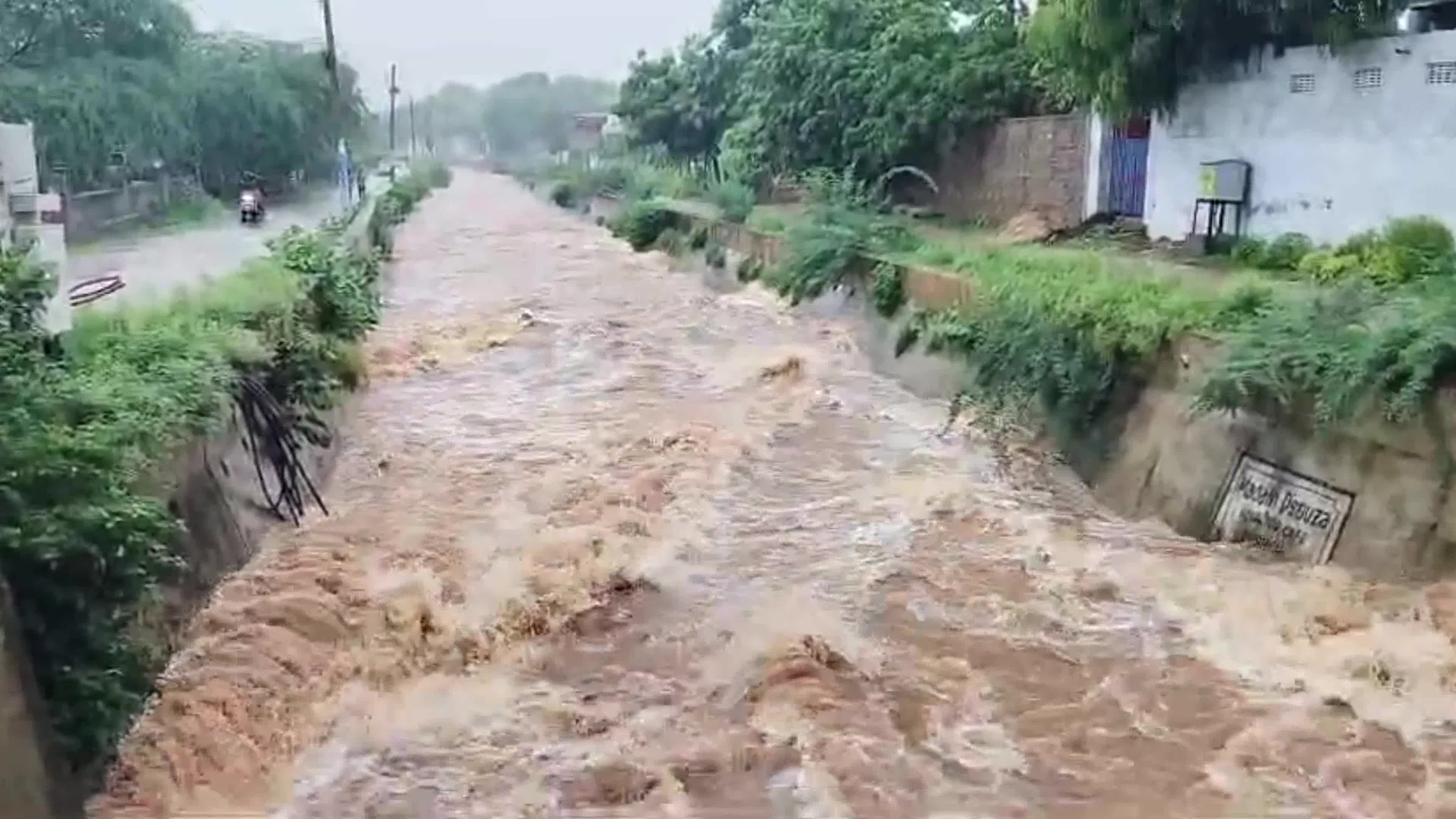 Heavy Monsoon rain in Pushkar, India 