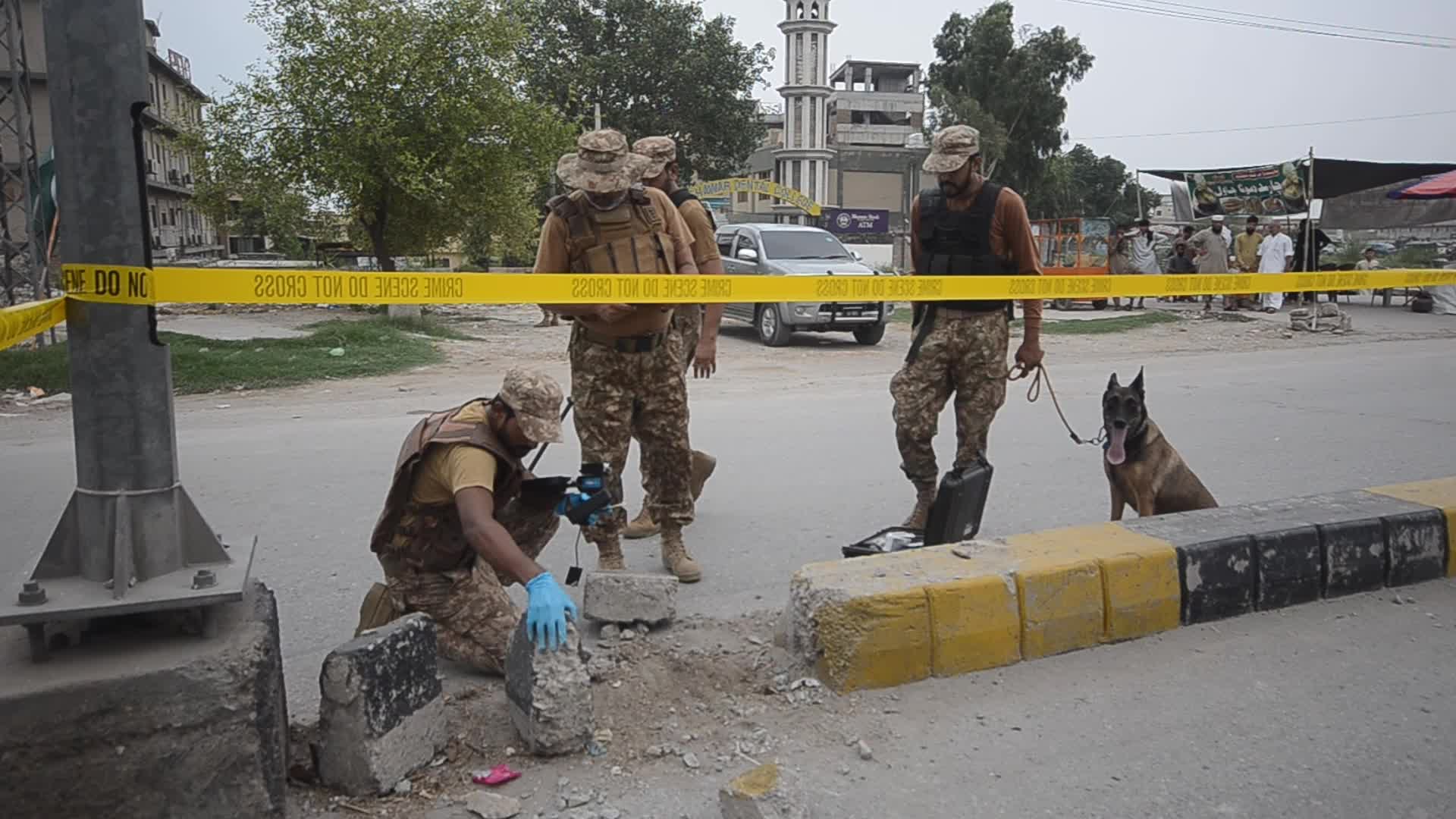 Bombing targeting police vehicle on roadside in Peshawar 